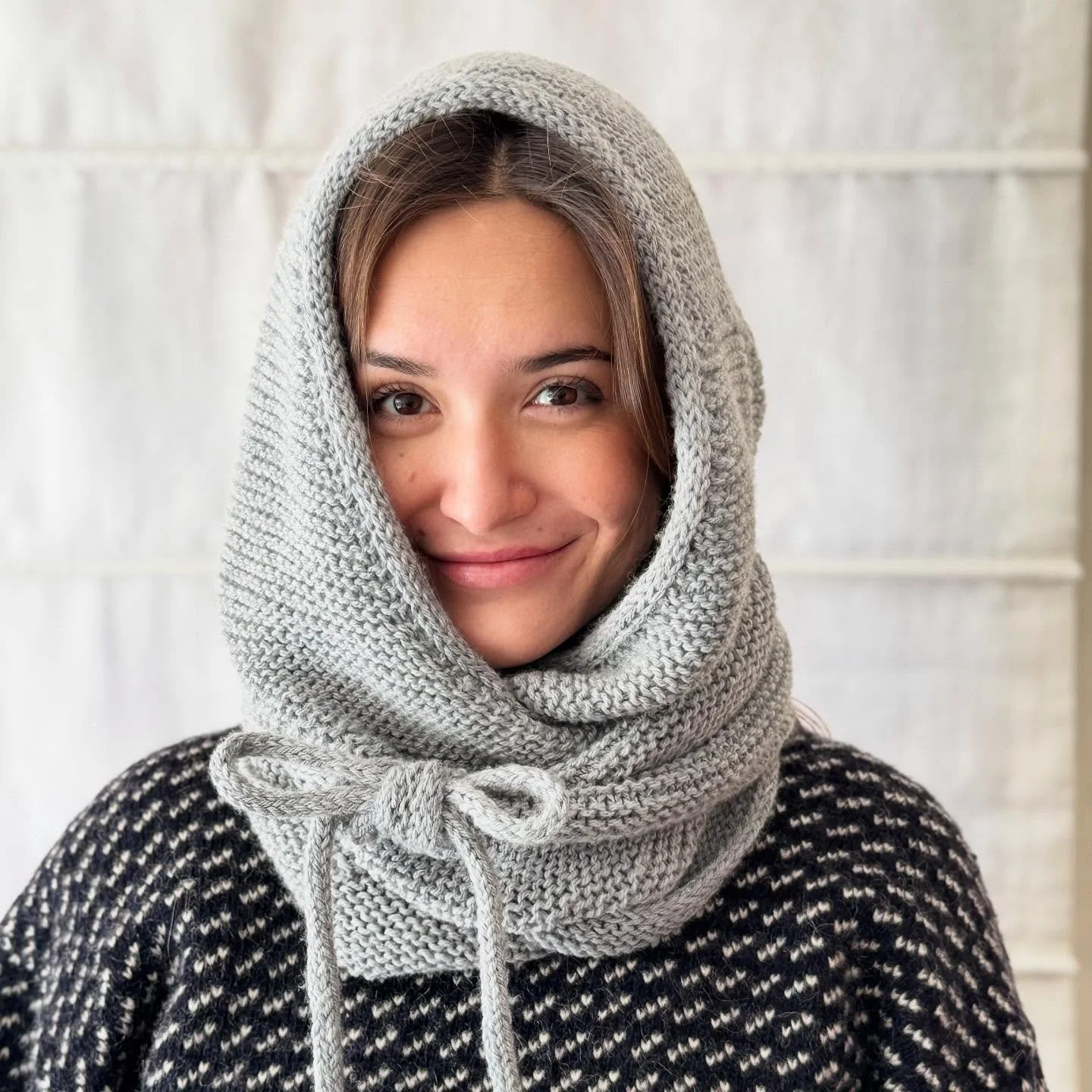 A new Nordic Snood for Audrey. Inspiration from @lindercang and pattern by @norgardknitters 🧶.
(Model @audreyrbowen 😚)
.
.
.
.
.
#snood #scarf #handknit #knitting #knitinspiration #woolywear