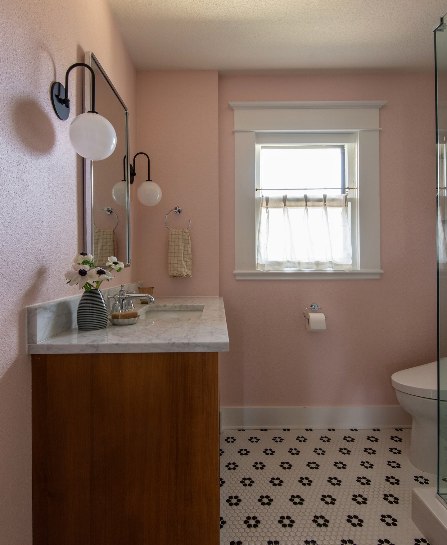 Say hello to our #NorthColonial project! This primary bathroom was in need of a complete renovation after it wasn&rsquo;t touched for decades. Vintage-inspired tile, a textural rattan vanity and playful pink paint made this project so much fun!
 
Des