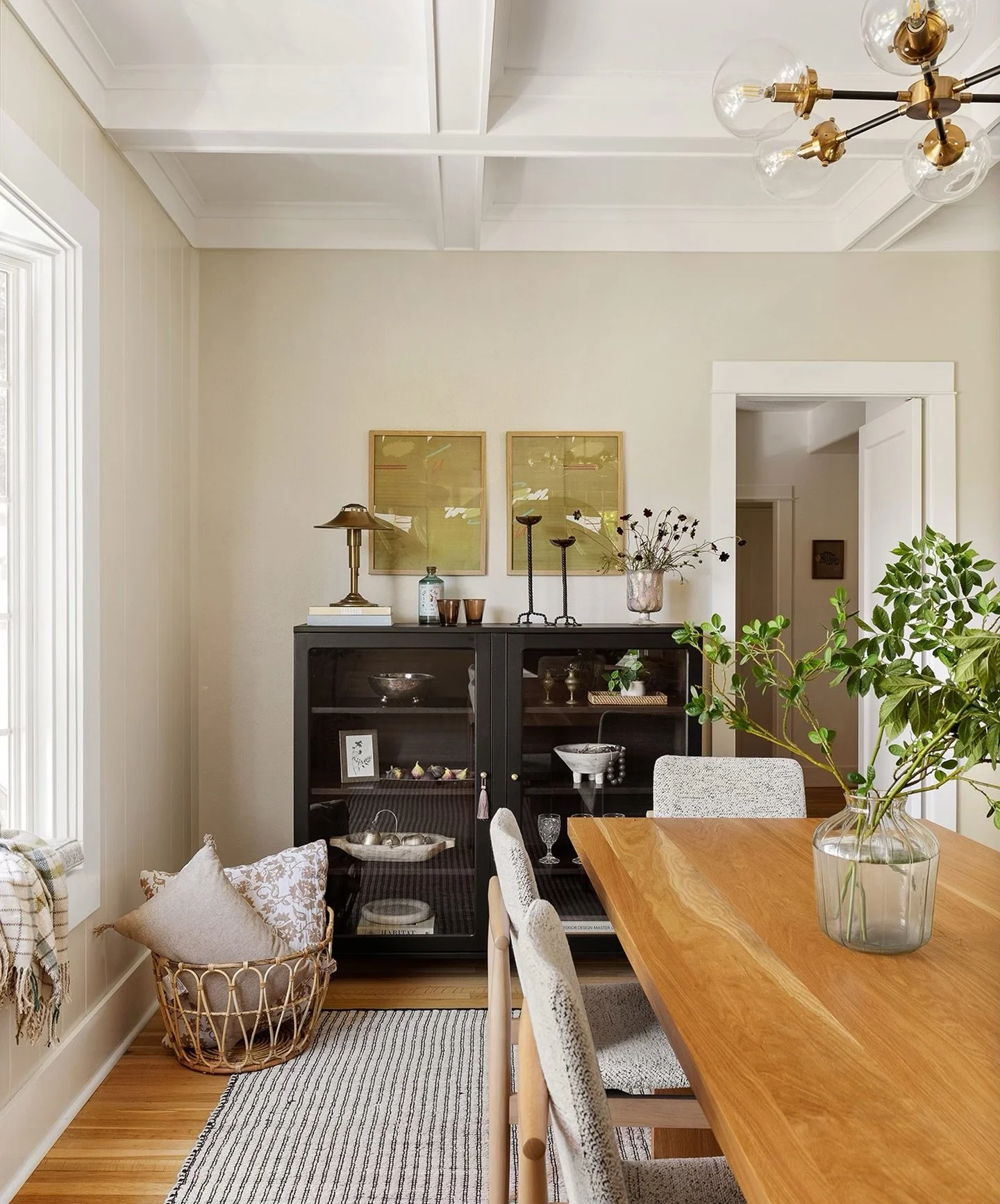 A throwback to our Grant Park project. The sunniest dining room and sweetest little corner. 

Design via @annareinhardinteriors
Photography via @shannondupre @dd_reps

#portlandinteriordesigner #portlanddesigner #interiors #homedecor #designinspirati