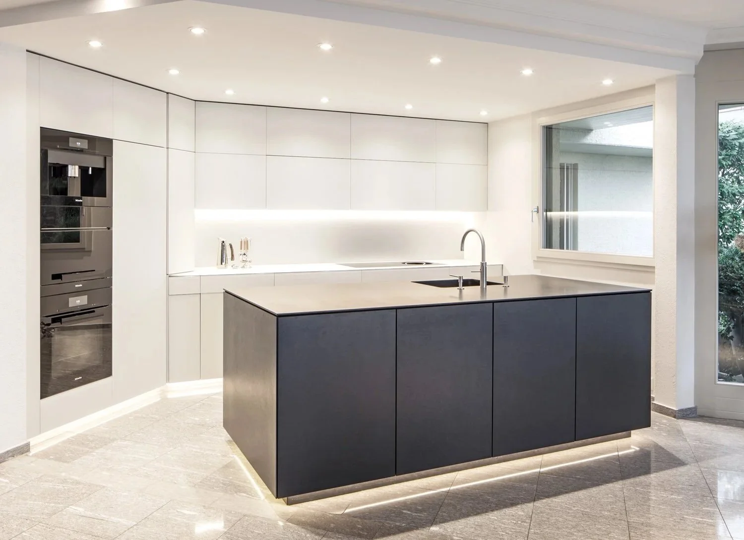 R24b - Stein vs Glas, Küchendesign