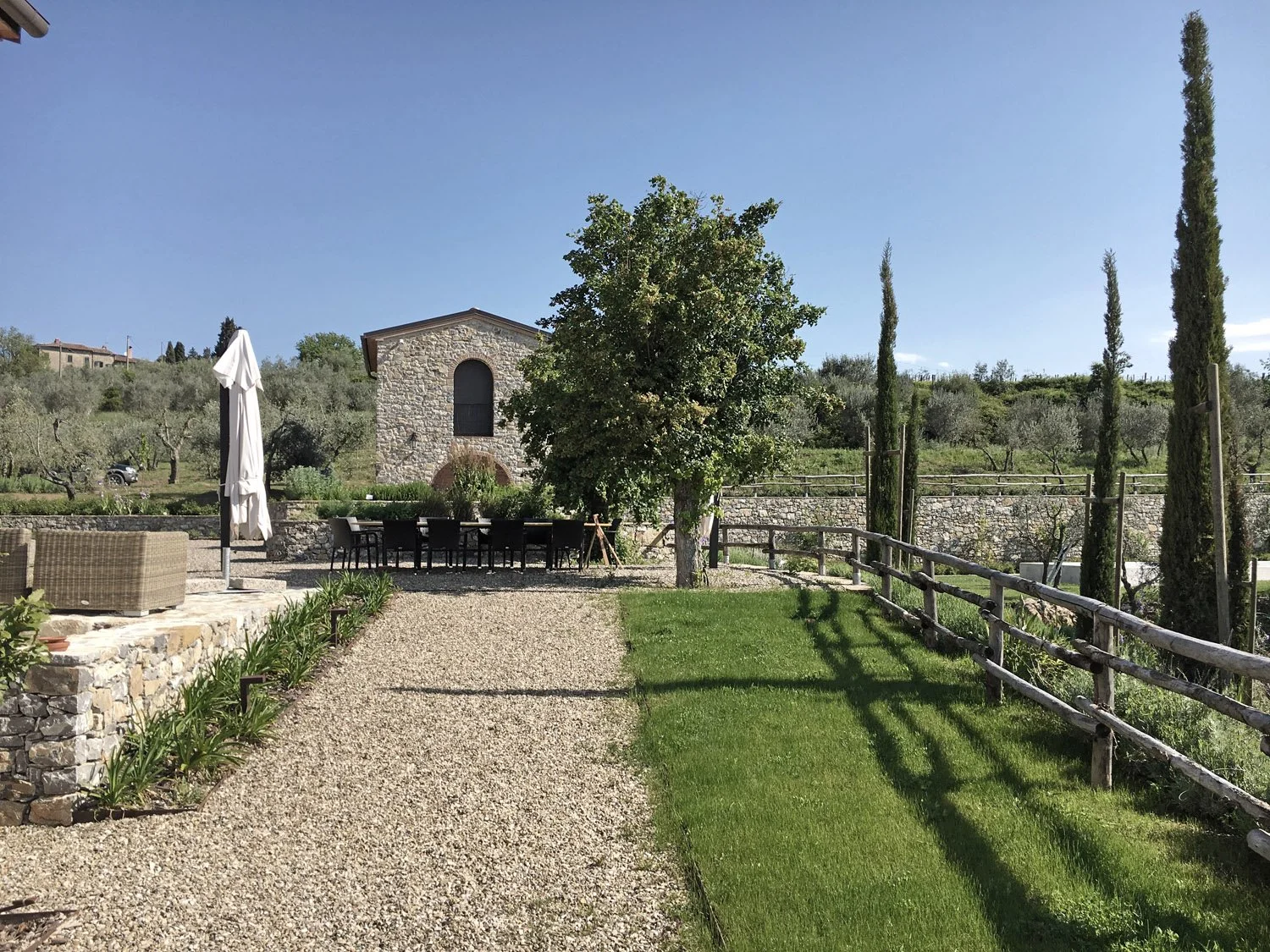 Varley-Interni-SCO-03-Sanierung-Ausbau-Toskana-Landhaus-Garten-Sitzplatz.jpg