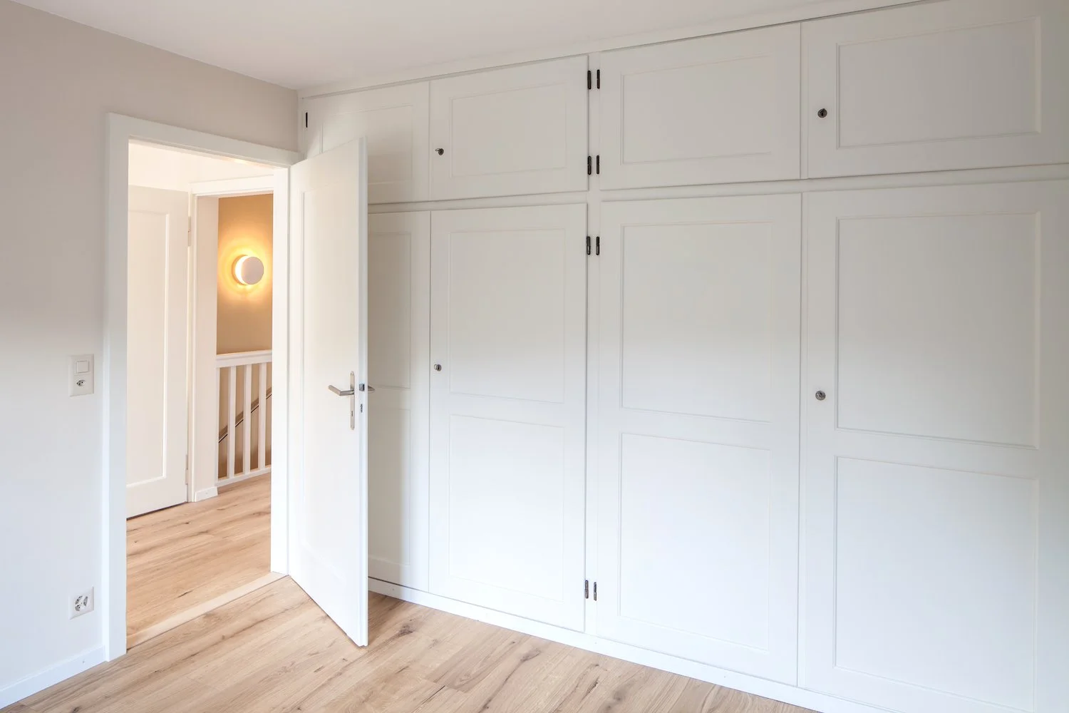 Varley-Interni-B55E-06-Anbau-Altbau-Bern-Reihenhaus_Wandschraenke.jpg