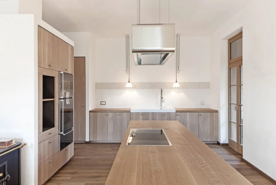 Varley-Interni-L19-01-Dachausbau-Bauernhaus-Kueche.jpg