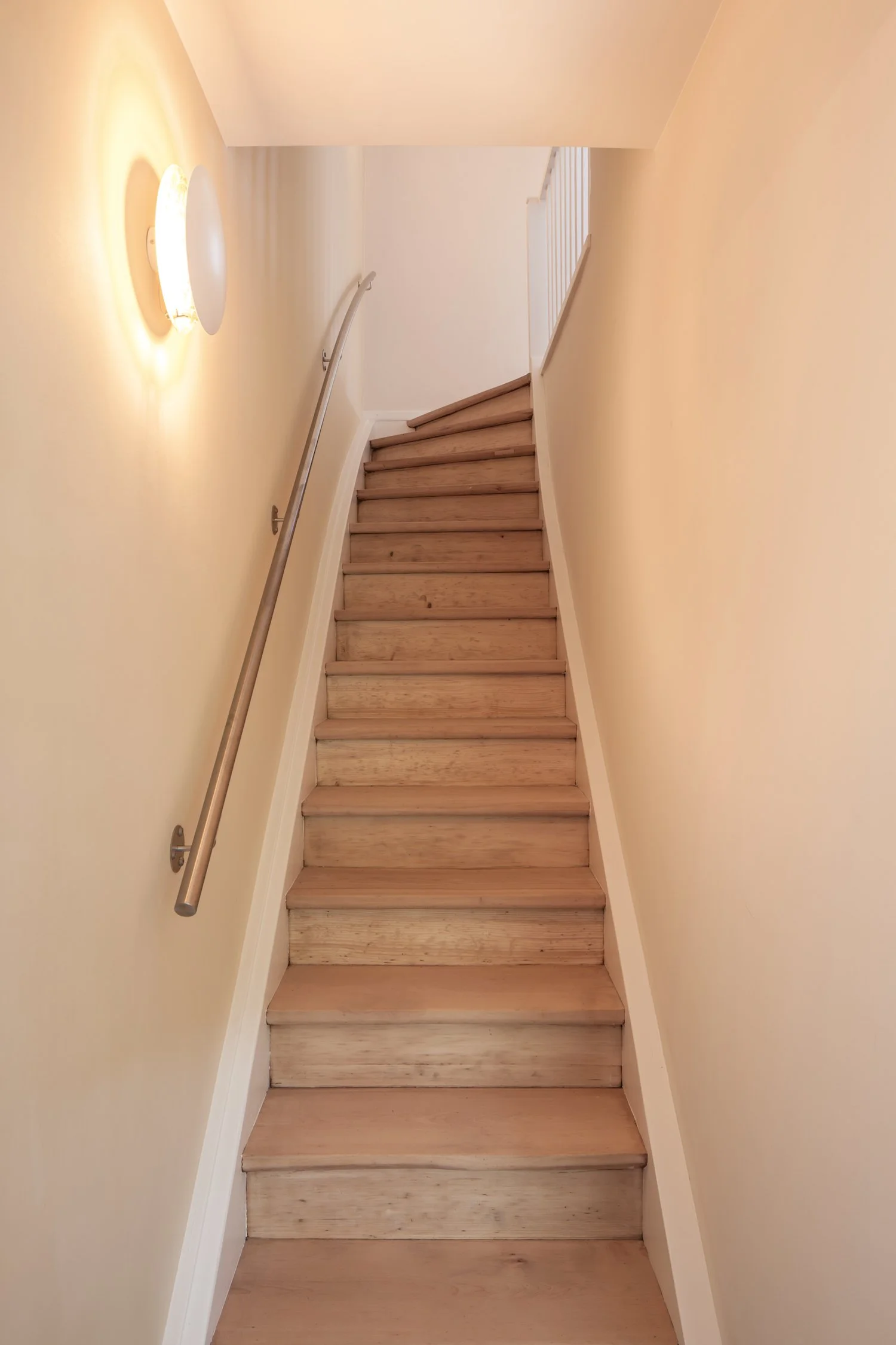 Varley-Interni-B55E-04-Anbau-Altbau-Bern-Reihenhaus_Treppe.jpg