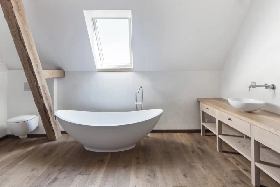 Varley-Interni-L19-04-Dachausbau-Bauernhaus-freistehende-Badewanne.jpg