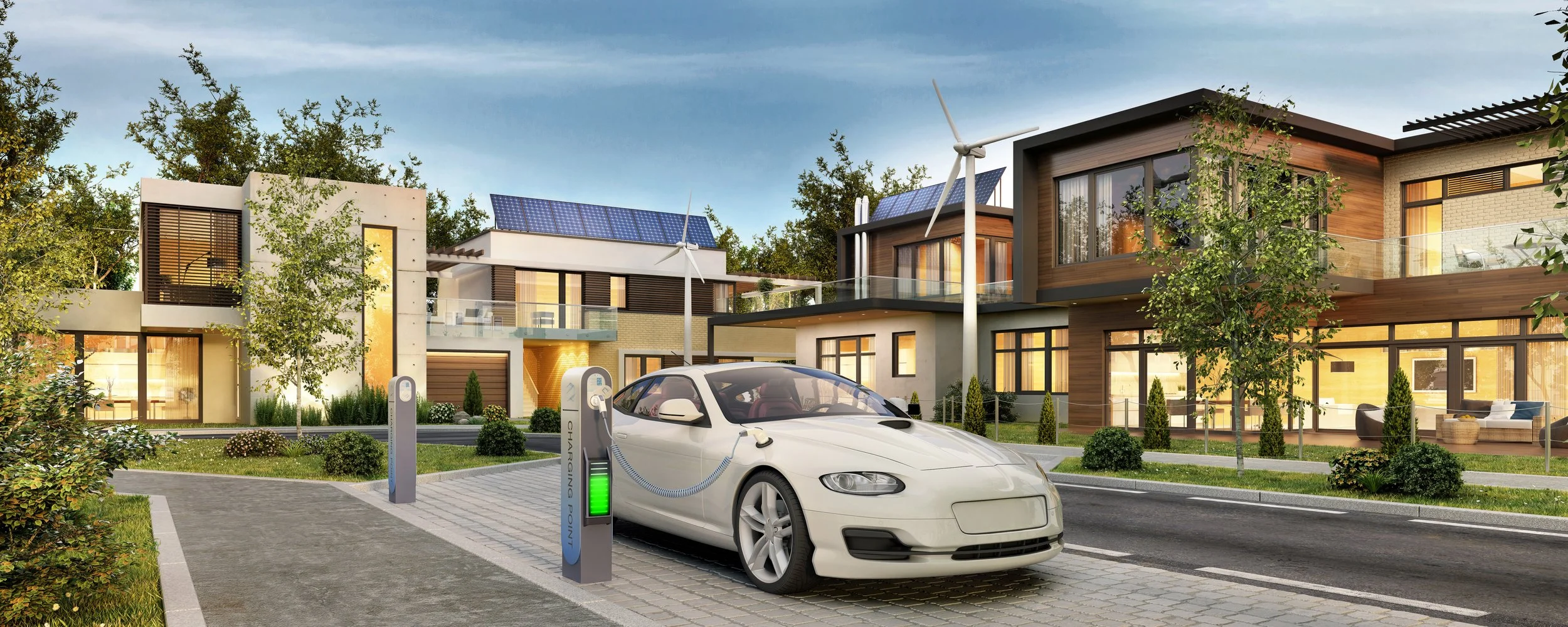 Modernes Haus mit Solar- und Windkraftanlagen, Elektroauto an Ladestation, grüne Gärten, Bäume, klarer Himmel.