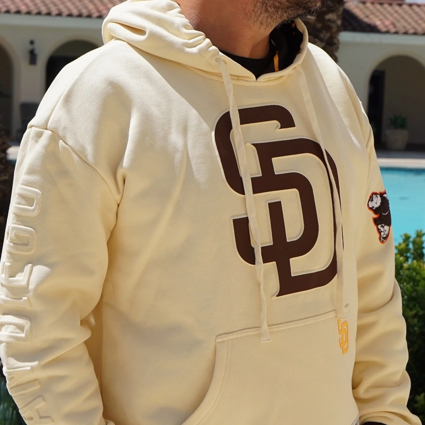 π§’ Cozy. Clean. Classic.
This Padres hoodie brings heritage heat in every stitch. Bold SD embossed with print, tonal SAN DIEGO embossing on the sleeve, and that iconic swinging friar patch hit just right.
Layer it up, rep your city, and keep it prem