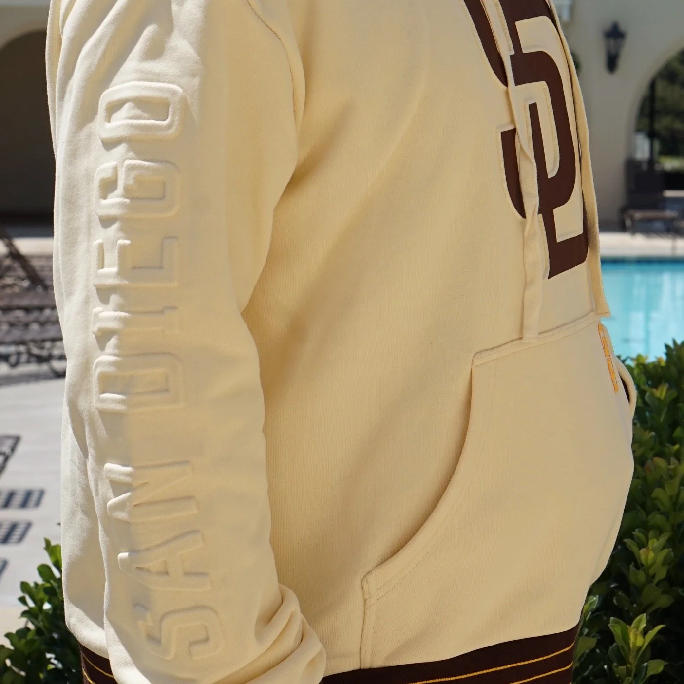 π§’ Game day or every day — repping the city never looked this clean.
This premium heavyweight hoodie blends iconic San Diego pride with modern design:
βΎ Oversized SD front print
π§΅ Embossed SAN DIEGO sleeve detail
π» Custom patch + signature a