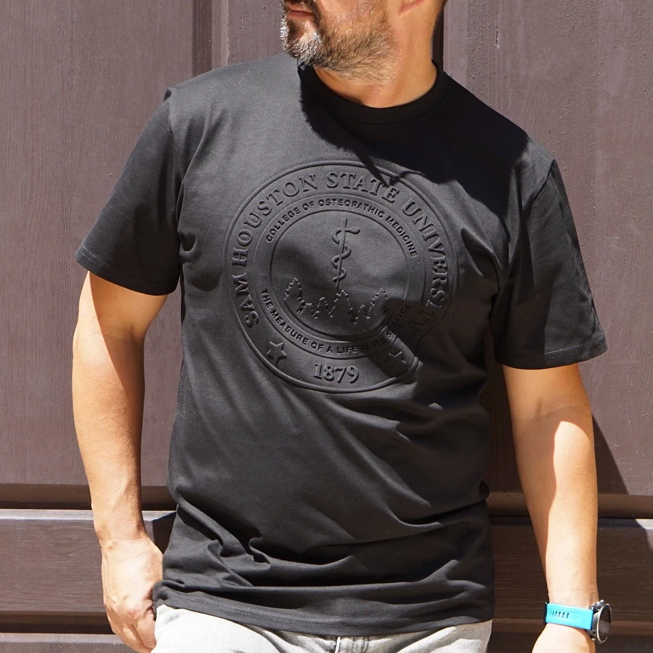 This Sam Houston State University tee features a sleek tonal embossed seal — no ink, no stitch, just elevated texture that speaks volumes. A clean, modern way to rep tradition.
π SHSU College of Osteopathic Medicine
π©Ί 3D embossed crest
πΉ Ul