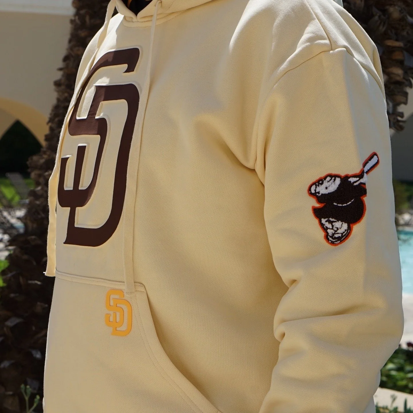 π§’ Cozy. Clean. Classic.
This Padres hoodie brings heritage heat in every stitch. Bold SD puff print, tonal SAN DIEGO embossing on the sleeve, and that iconic swinging friar patch hit just right.
Layer it up, rep your city, and keep it premium.
πΈ