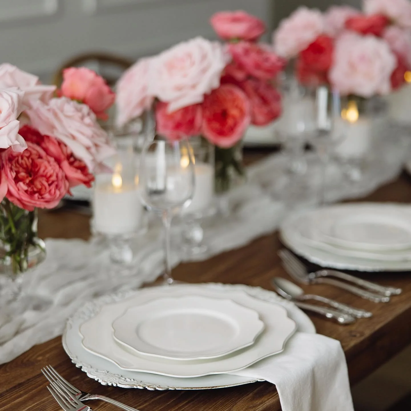 A beautiful table centerpiece is a stunning arrangement that brings color, style, and a touch of nature to the heart of the table. 

#JacksonvilleFL #Jaxflowers #JaxFlorist #jax 
#flowershop #floristsofinstagram #shoplocal #freshflowers