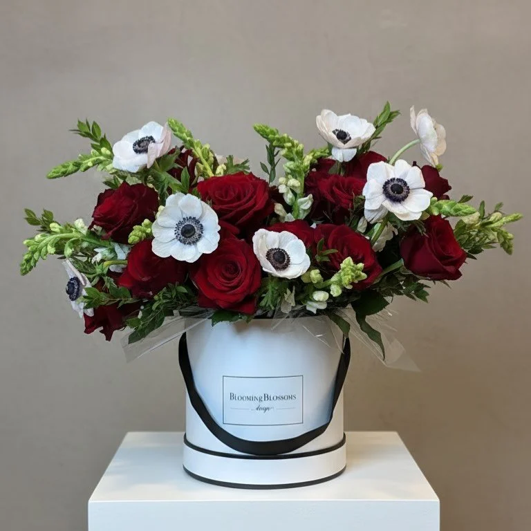 Seasonal florals designed to make the season extra special 🌲 

#Holiday 
#Christmas 
#Flowers
#Jax
#shoplocal