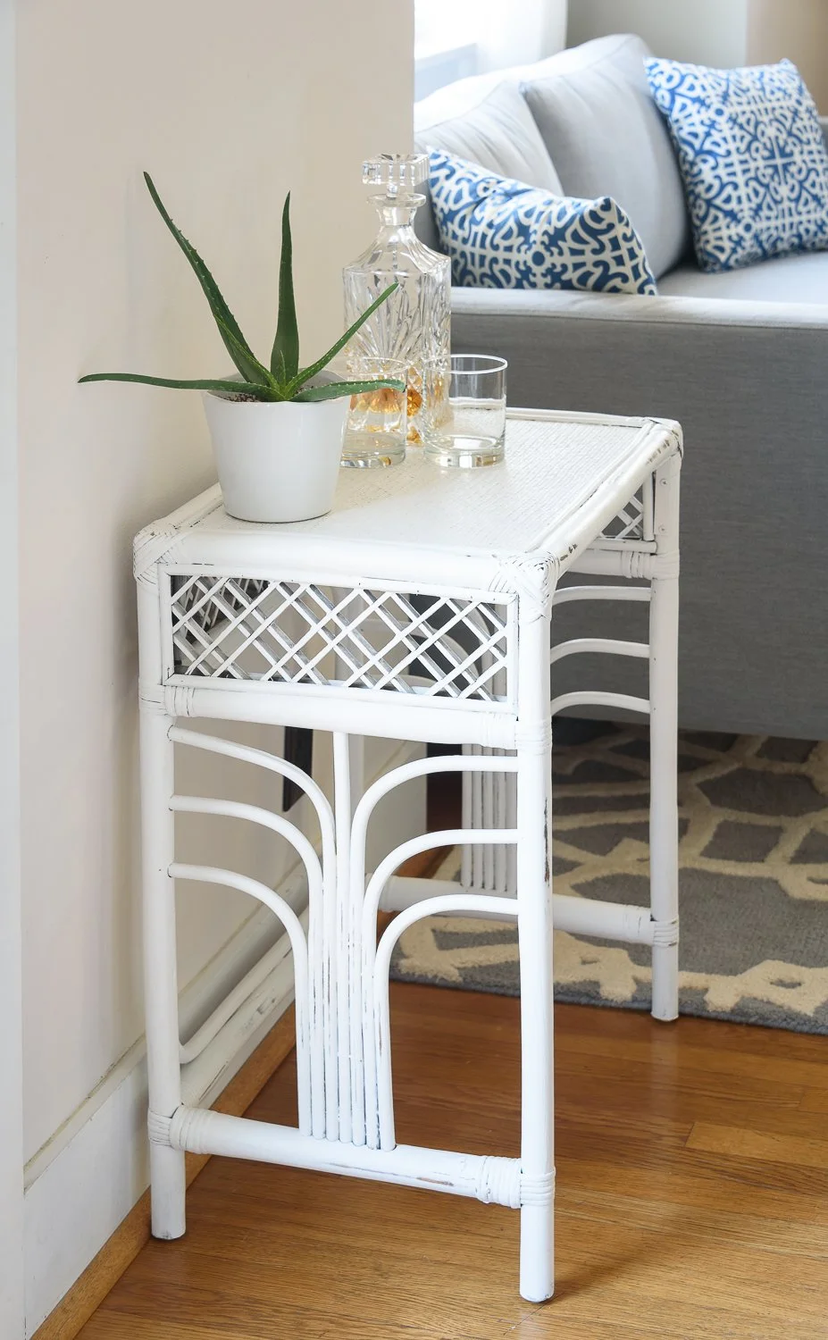 Distressed_White_Wicker_Side_Table-8501.jpg