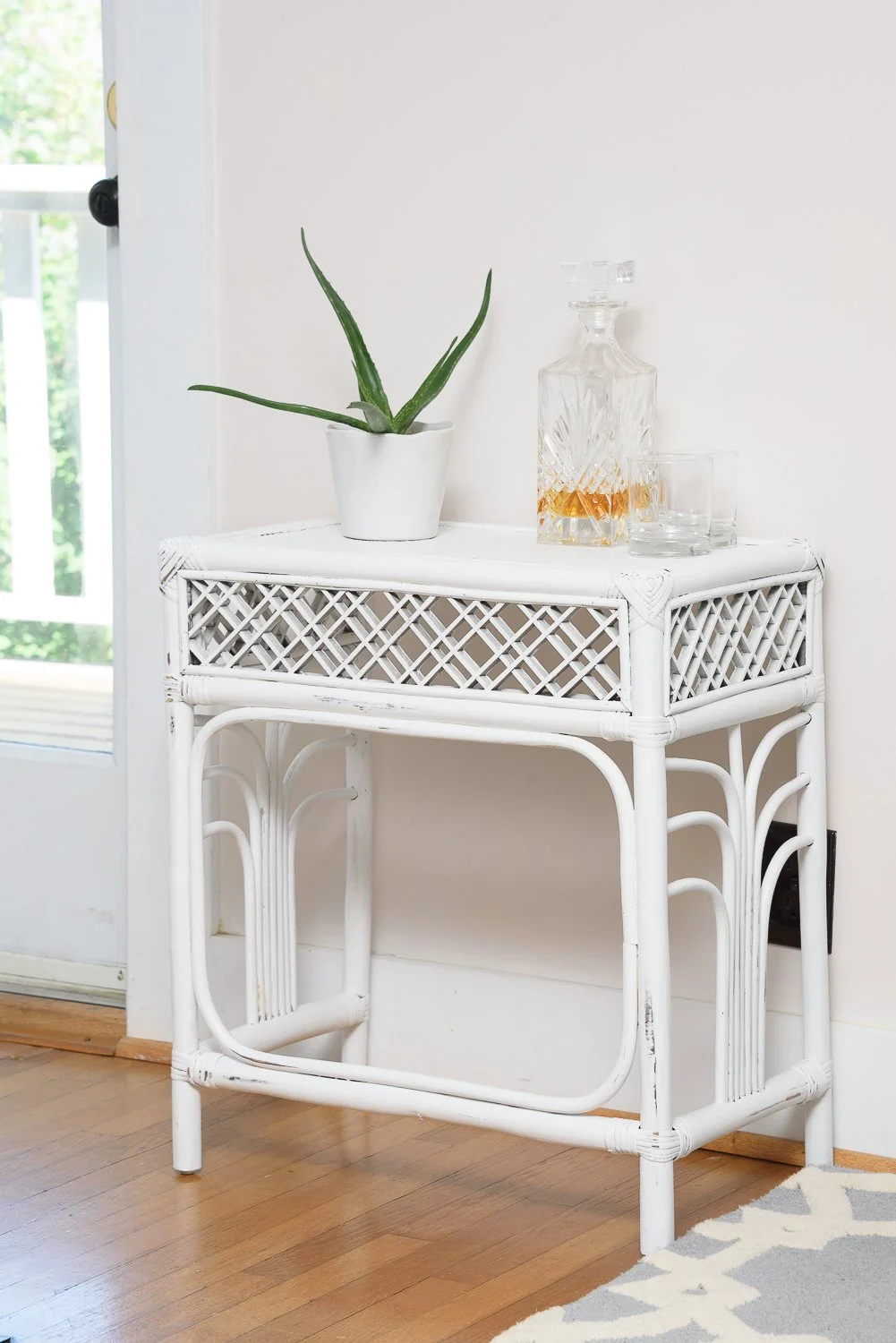 Distressed_White_Wicker_Side_Table-8475.jpg