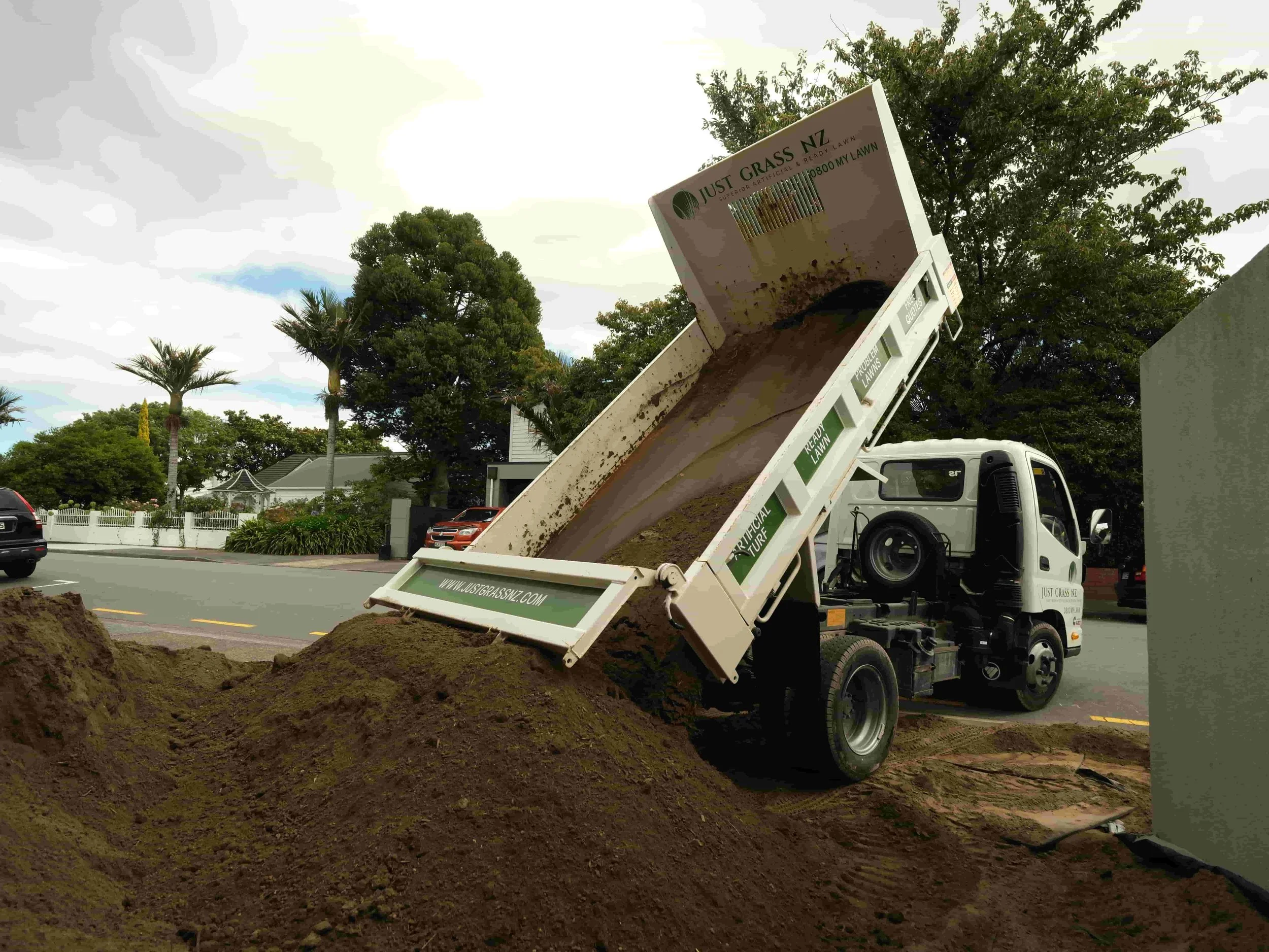 just-grass-nz-delivering-materials-for-digtight-project-using-tipper-truck.JPG