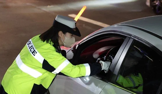 음주운전 적발된 30대, 순찰차 후진으로 들이받아 경찰 부상