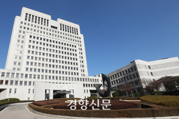 대법원 “피해자 진술만으로 유죄 못 돼… 법정 증인신문 필수”