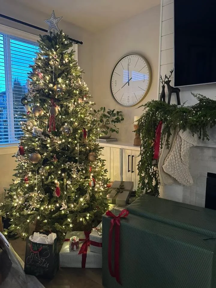 Christmas ready over here 🎄✨

Gifts are wrapped, the house is feeling festive and we are getting ready for the Birdwell&rsquo;s annual Christmas Eve party. One of my favorite traditions and the perfect way to kick things off! 

Frank&rsquo;s sauce a