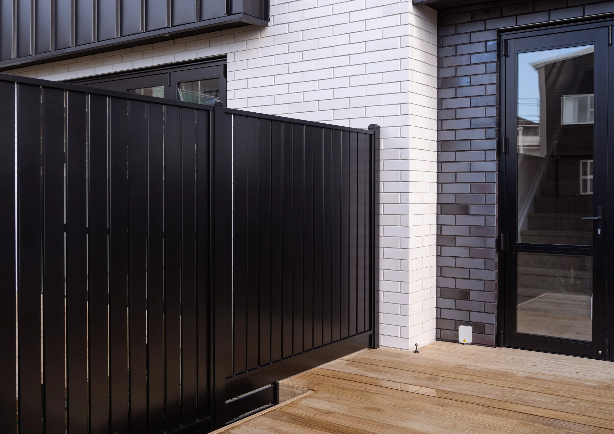 mako vertical slat premium aluminium fencing in black as privacy screening intertenancy screening