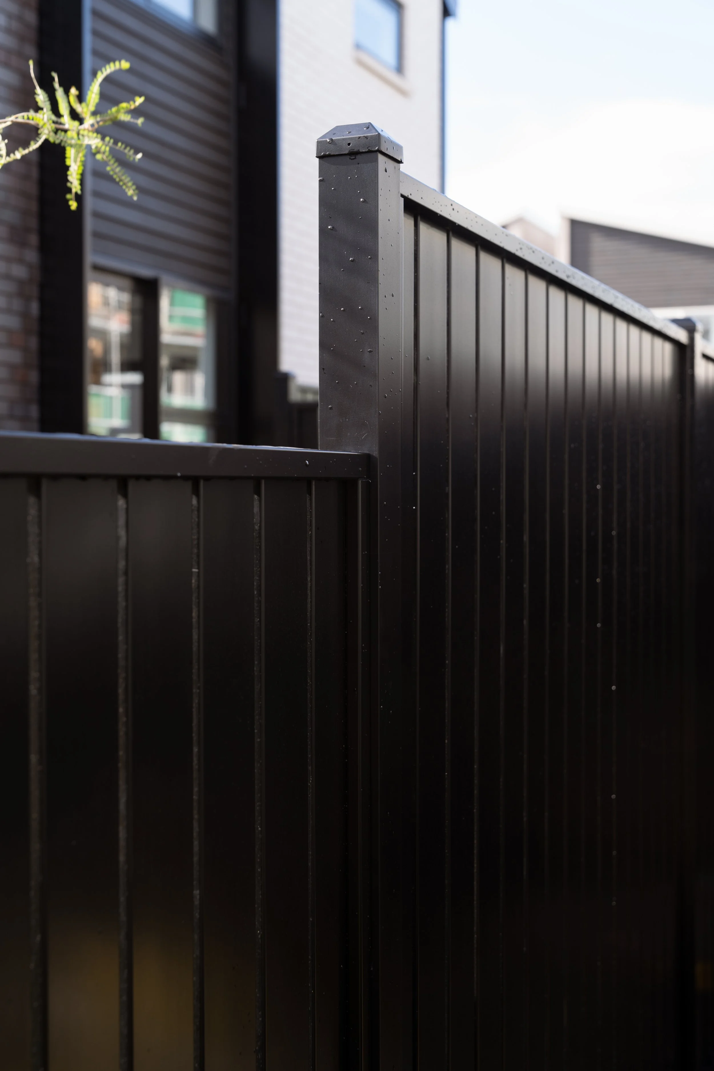 mako-fencing-soluions-black-vertical-slat-boundary.jpg