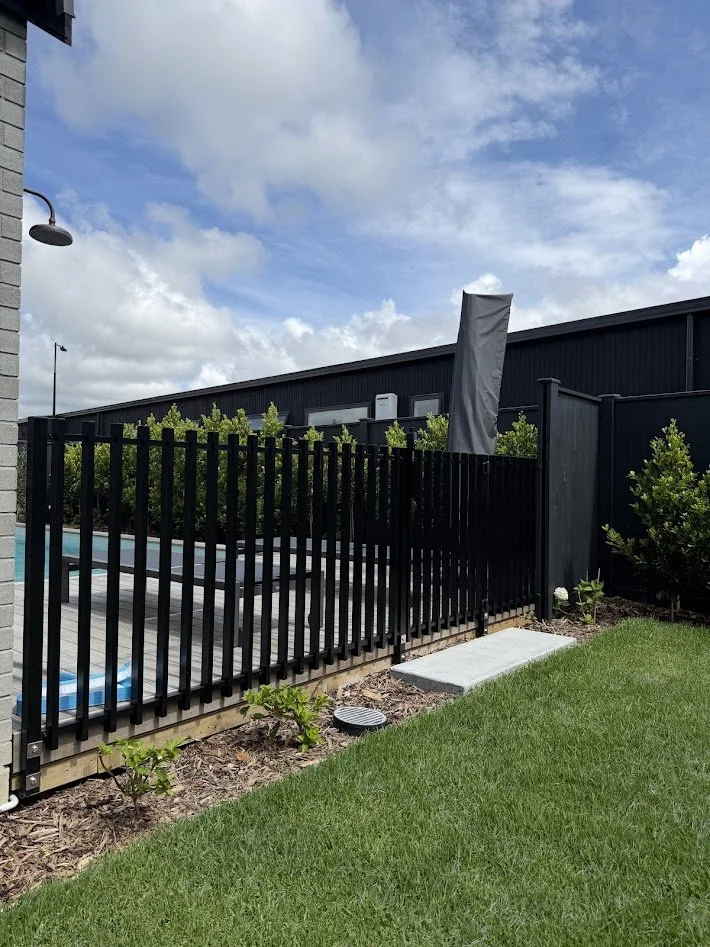 mako blade pool fencing matakana premium aluminium fencing in black.jpg