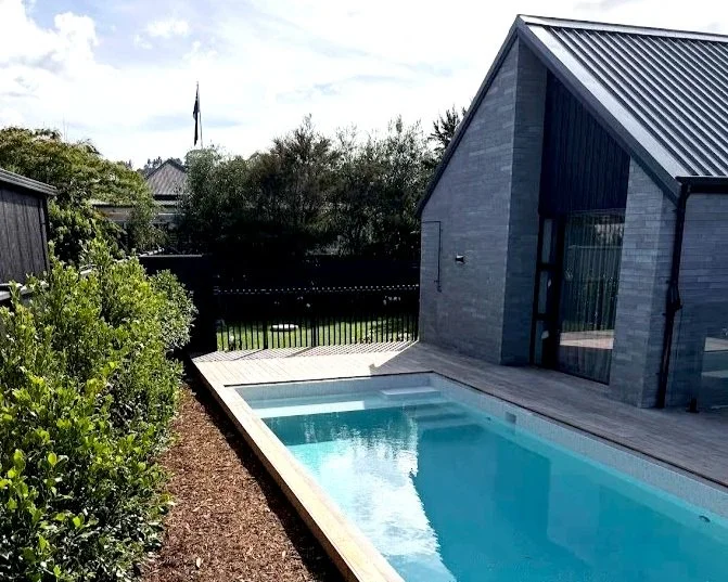 mako+blade+pool+fencing+around+pool+in+auckland.jpg