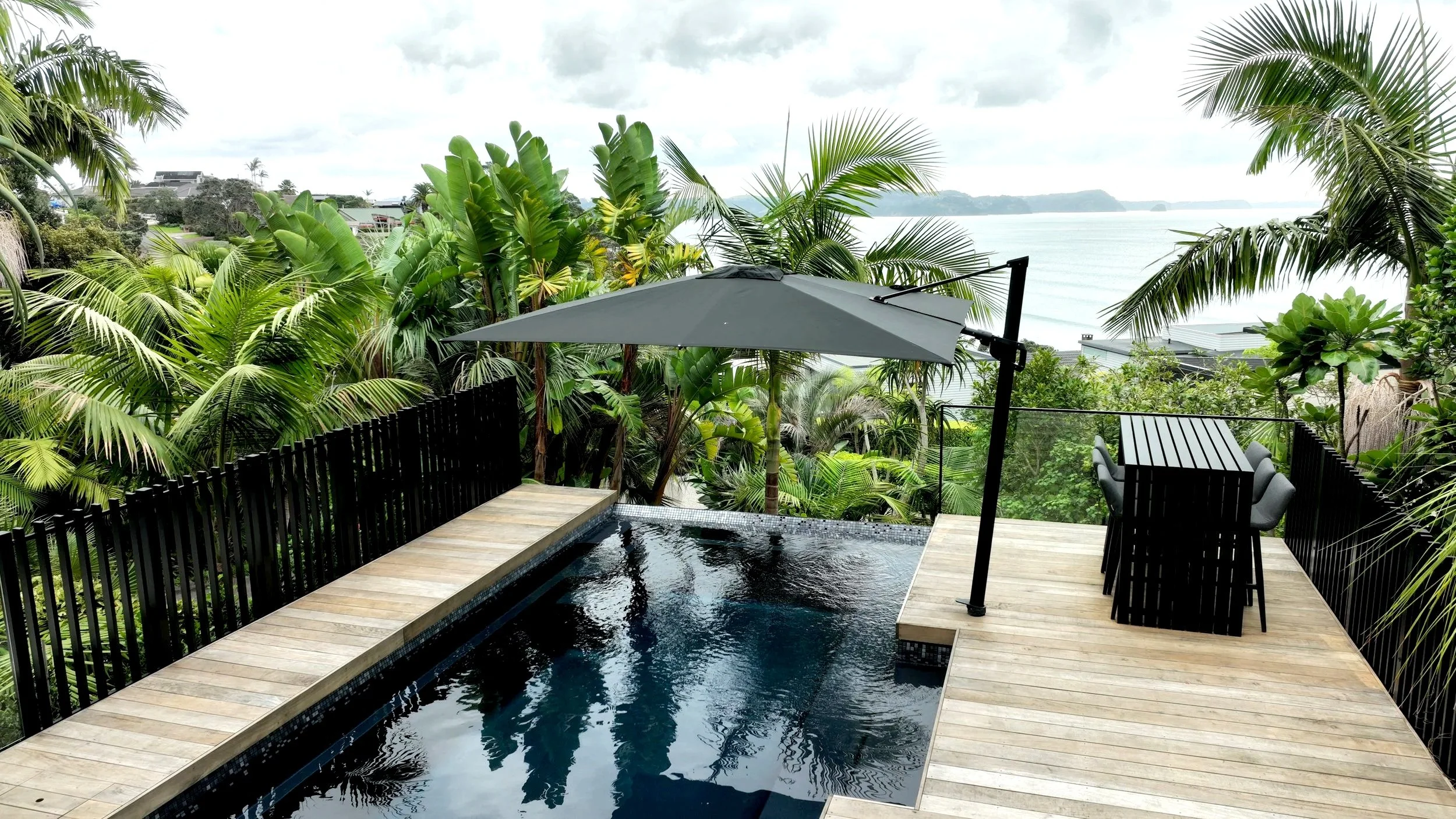 mako+solutions+black+aluminium+blade+pool+fence+balustrade.jpg