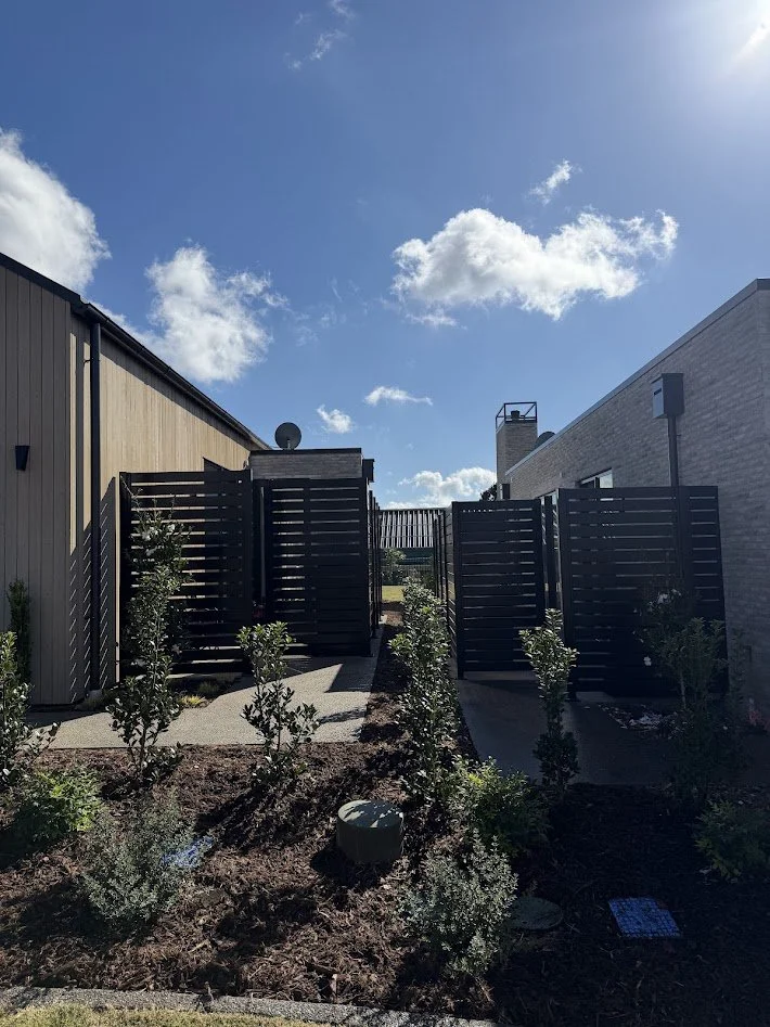 mako horizontal slat privacy intertenacy screening aluminium fencing.jpg