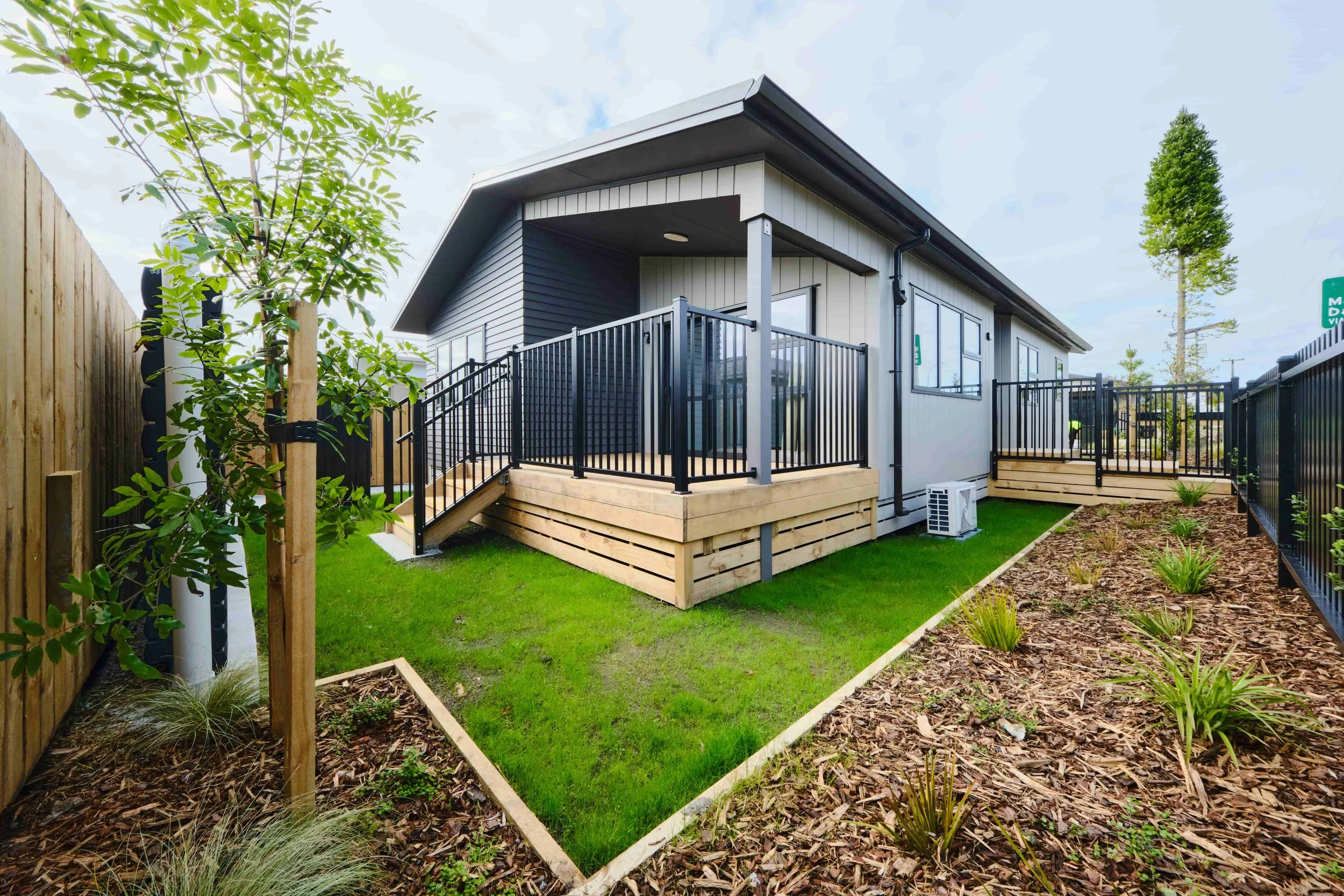optimized_mako-solutions-swim-fencing-balustrade-black_1.jpeg