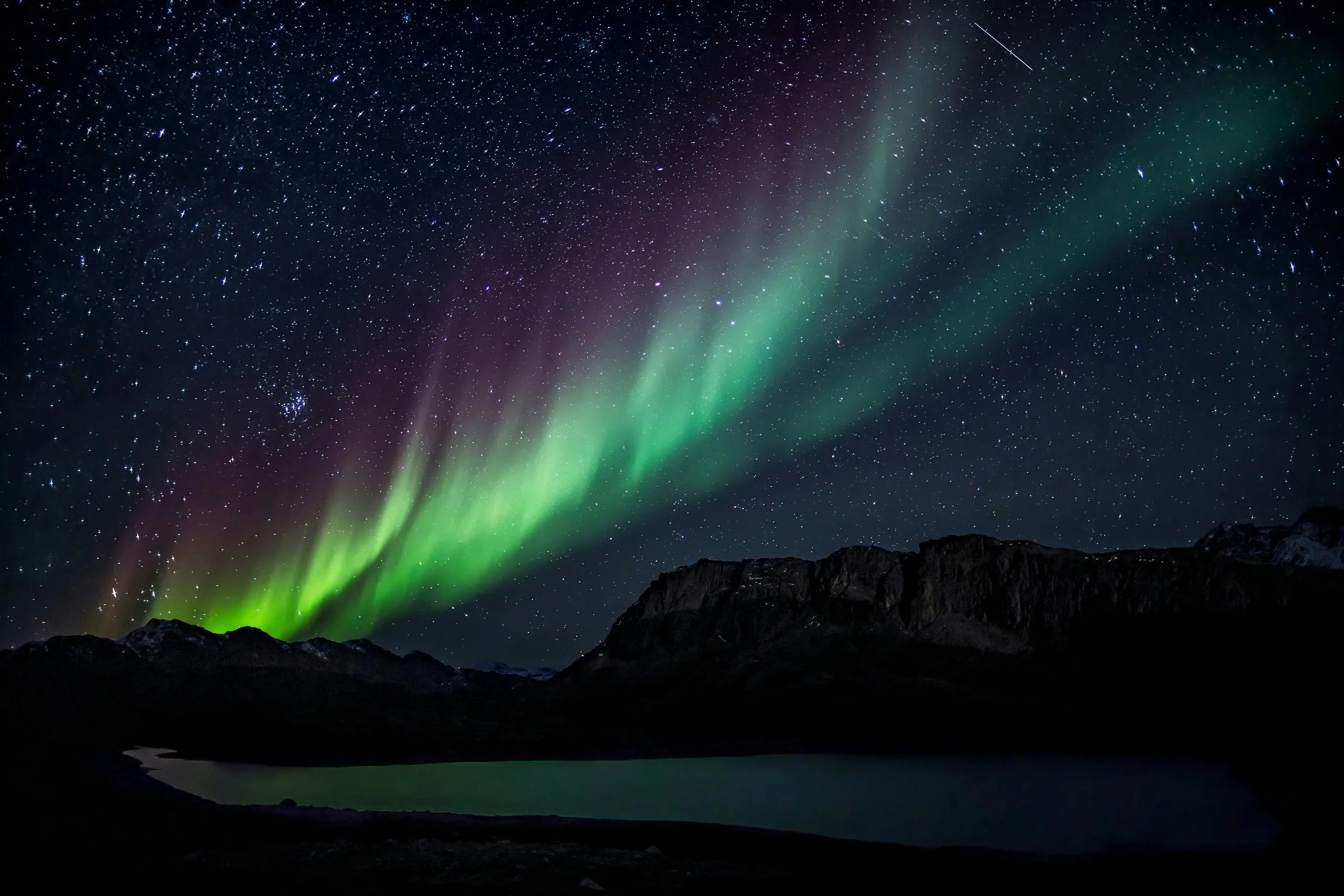 Strong Explosions of Solar Plasma Gave us Spectacular Auroras