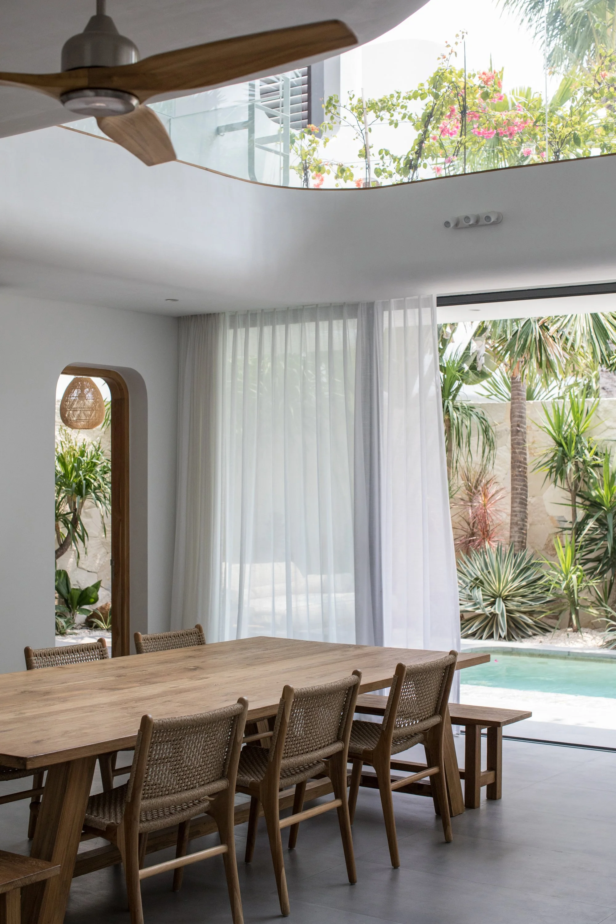 CURVED ARCHITECTURAL VILLA - 4 BEDROOMS - UMALAS - MONTHLY AND YEARLY