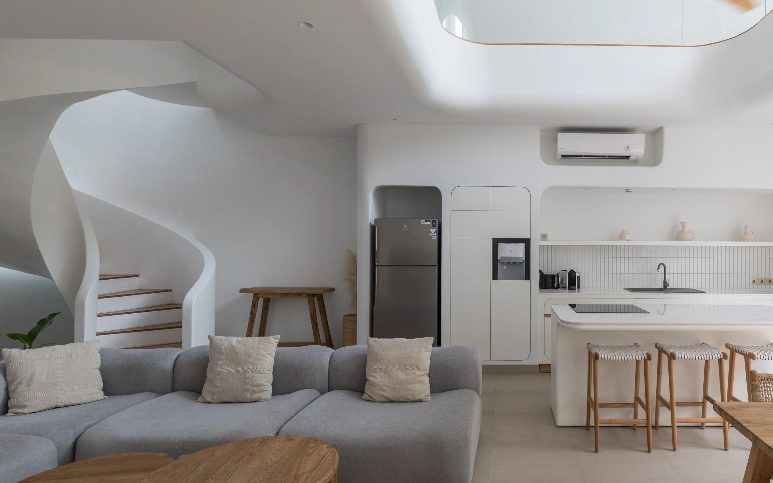 CURVED ARCHITECTURAL VILLA - 3 BEDROOMS - UMALAS - MONTHLY AND YEARLY