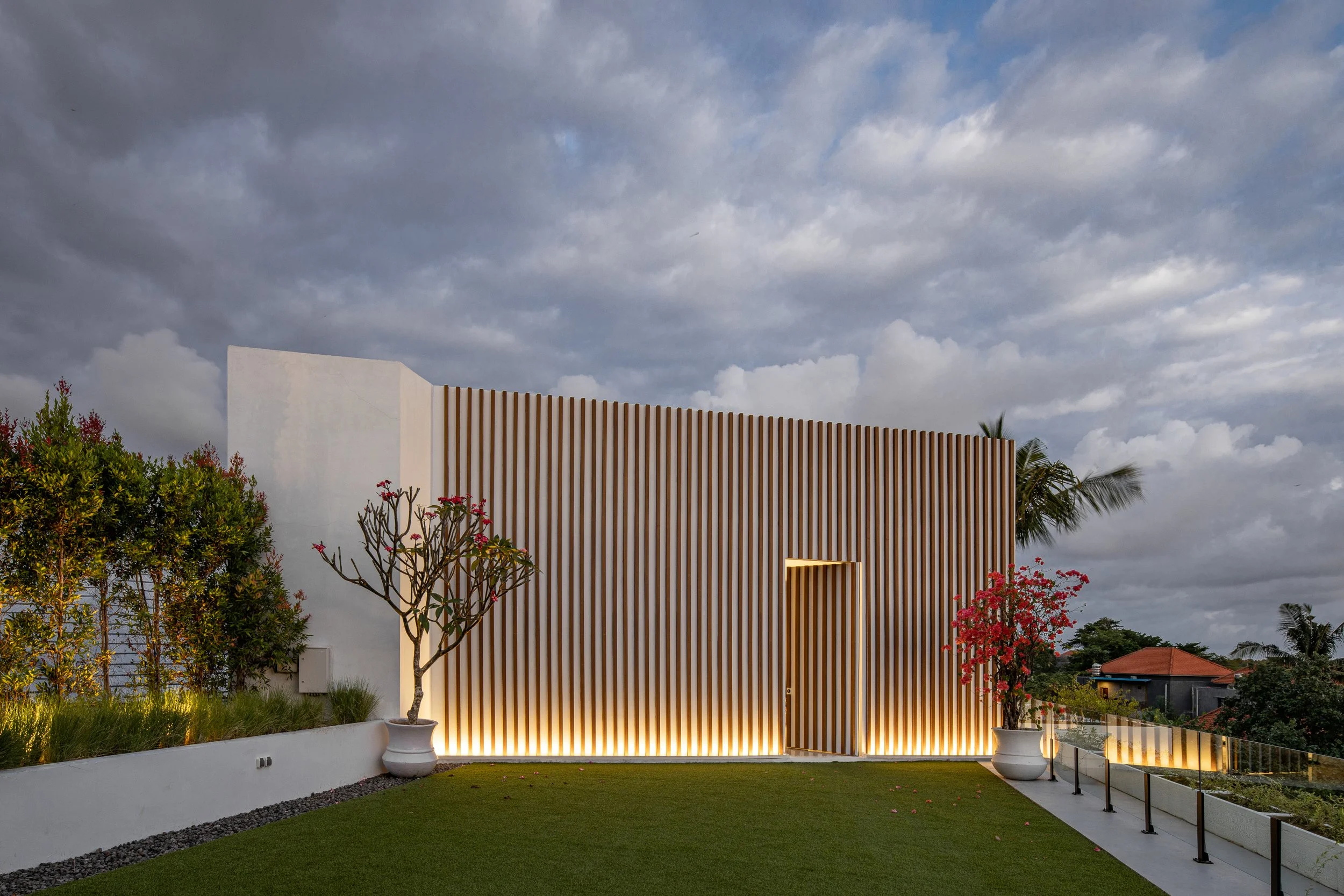 STUNNING ARCHITECTURAL RESIDENCE - BERAWA CANGGU - 5 BEDROOMS - YEARLY RENTAL - BALI