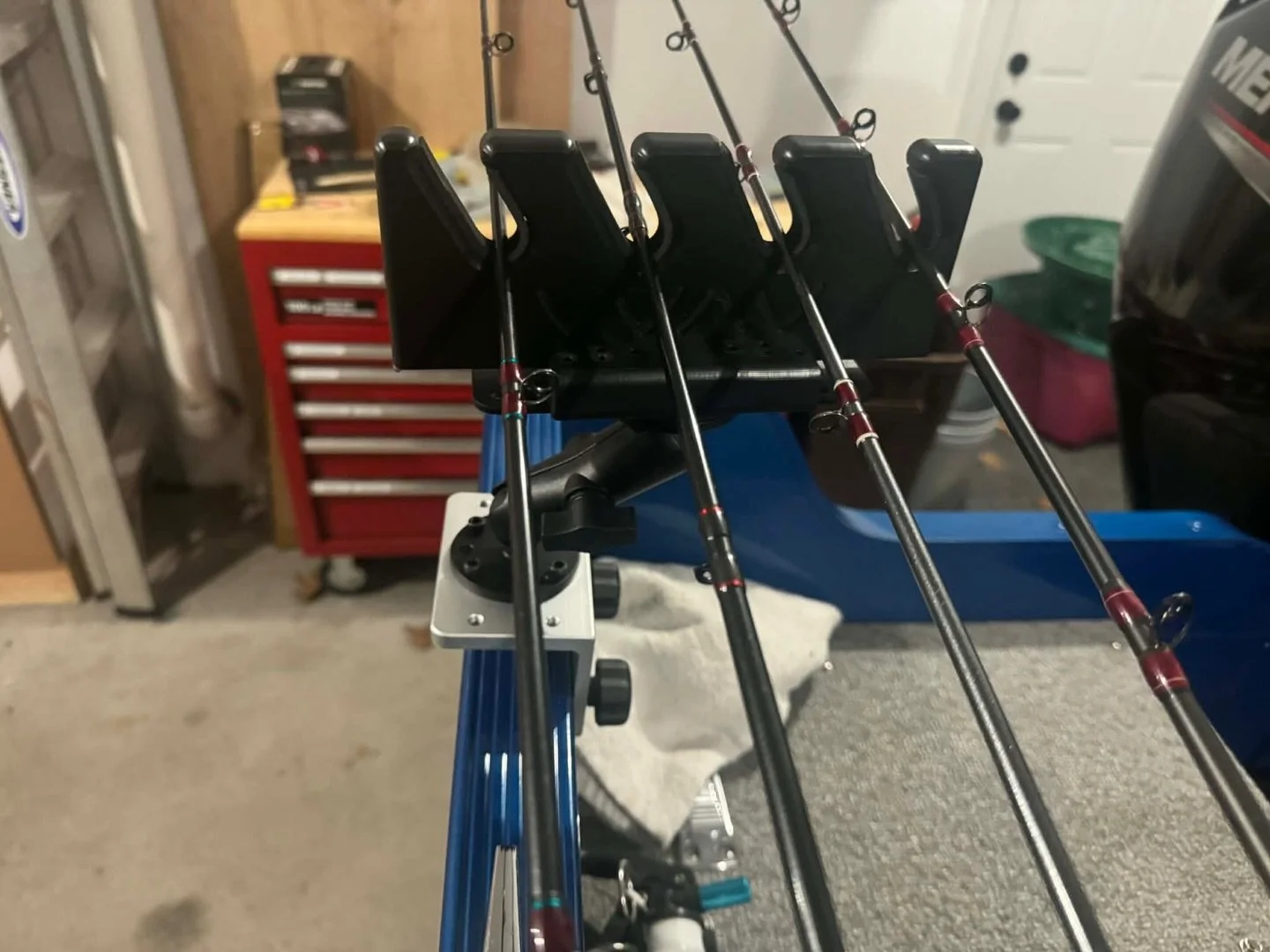 For everyone with a sport track and looking for examples on how they&rsquo;d add our WAV Rod Holder from it, here&rsquo;s a perfect example of a Lund Sport track with a 90 degree mounting plate, used to mount the ram ball and arm mount to our 4 slott