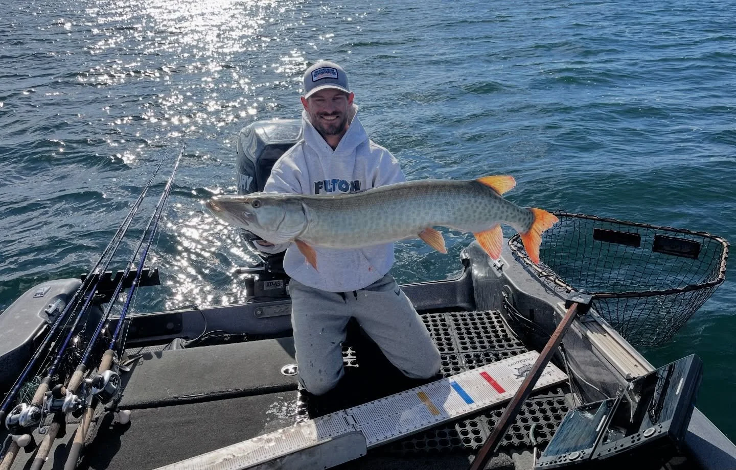 An efficient workplace environment can look different for everyone but always important for the best work! For @austinwiggerman guiding out of the back of his boat, the essentials are a 6 slot @wavproducts Rod Holder securely organizing his rods havi