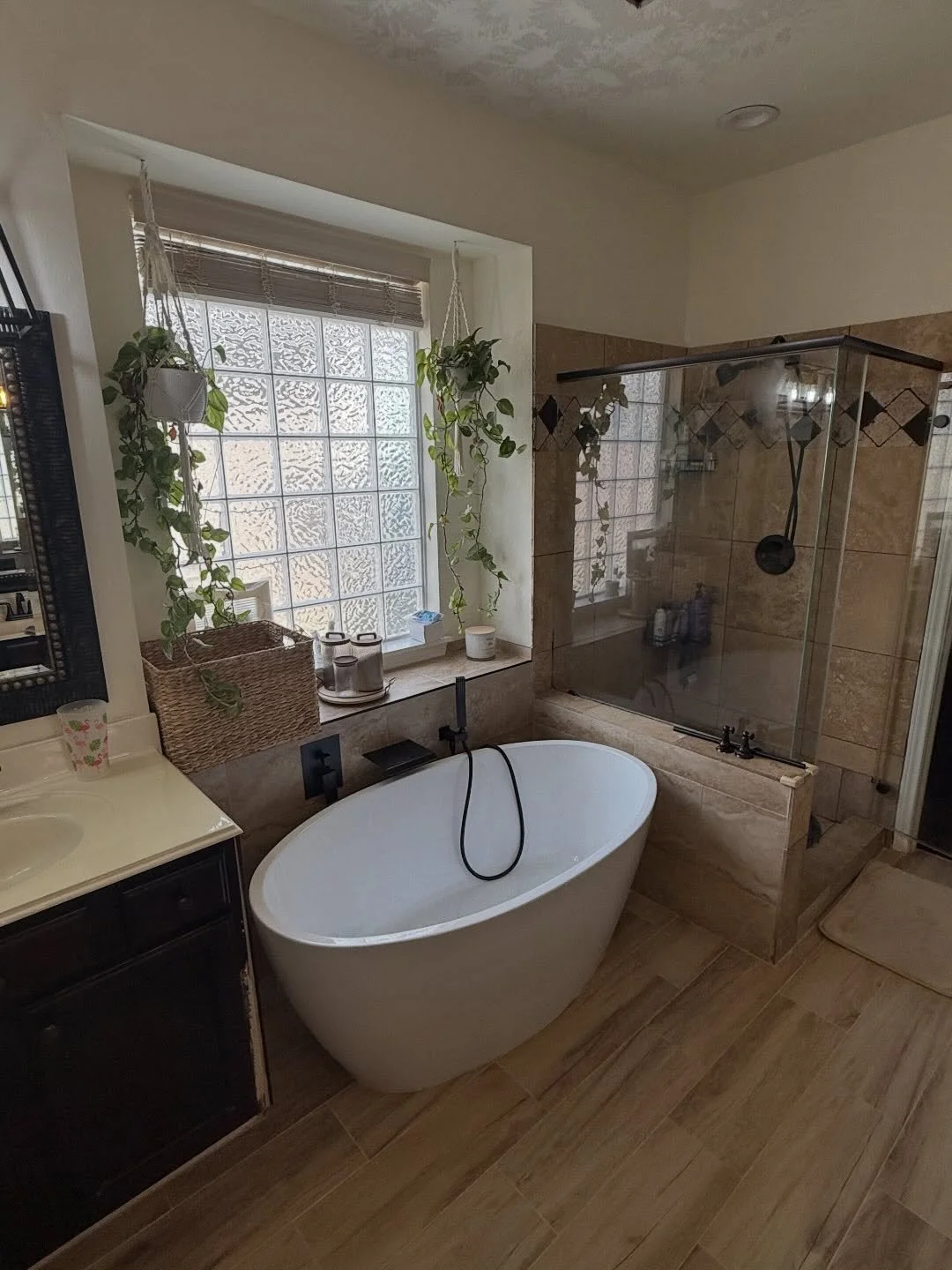 🪄Ladies and gentlemen, be amazed, as Axio Contracting makes this bathtub magically REAPPEAR! ✨

The original owner of this house, for whatever reason, remove the bathtub in the master bathroom. After some tiles cracked from settling, we figured it w