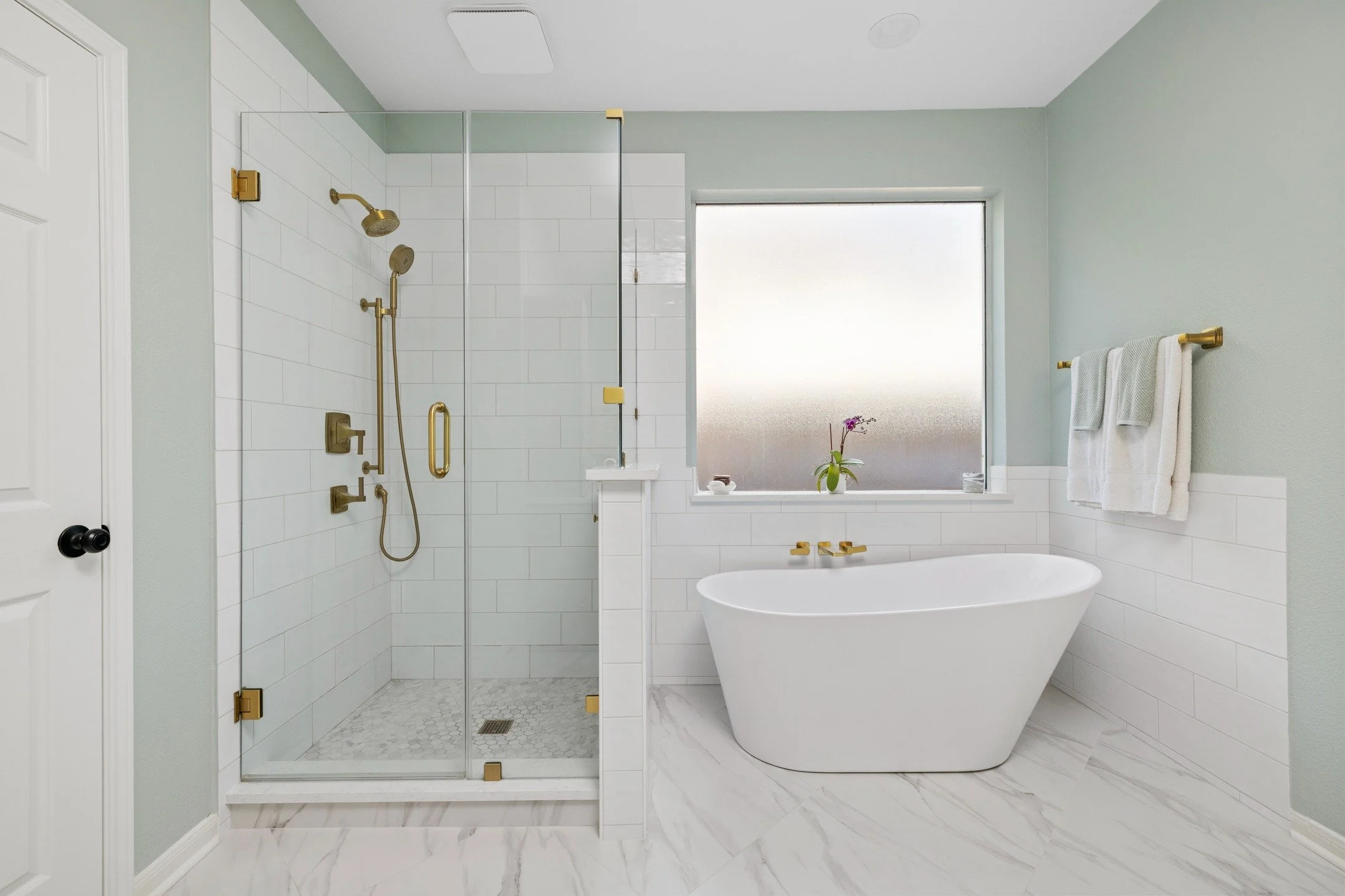 The 80's called- they want your bathroom back. 

Your master bathroom deserves a makeover like this!! Axio can get it done on time and on budget right in time for summer!! 

#axiocontracting #katytx #remodeling