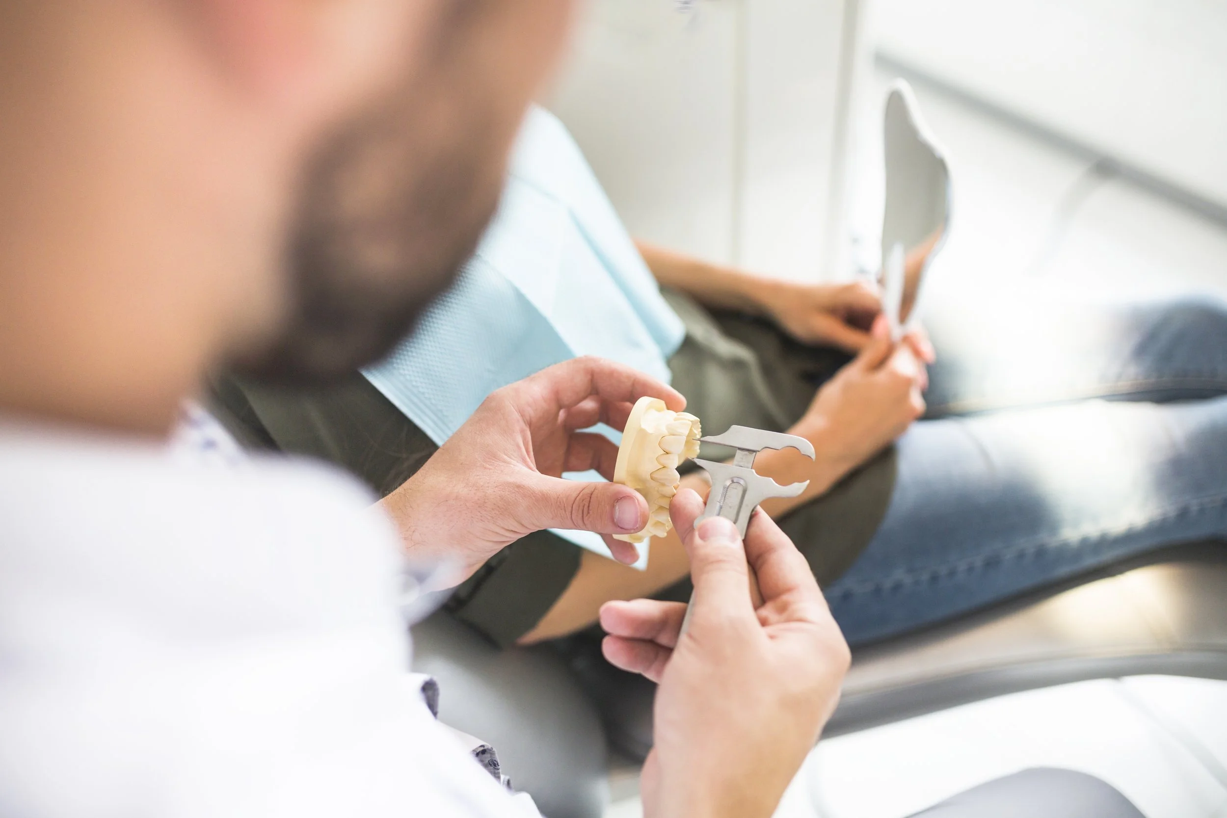 Ingin Senyum Kembali Normal Kembali? Pasang Gigi Palsu di Malang Bisa Bantu Percaya Diri Lagi!