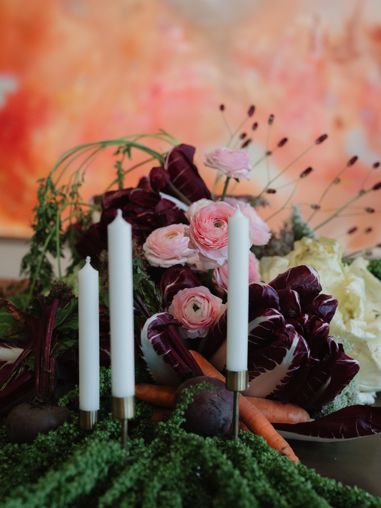 f o u n d a t i o n  event 🌱

hosted by @new_eraofme 
instructed by @namaste_debby @pilates_with_anne 
pictures &amp; videos by @damlaoezer.photography 
location @jb_finearts_hamburg 

floral &amp; veggie arrangement by @studioflour.ish