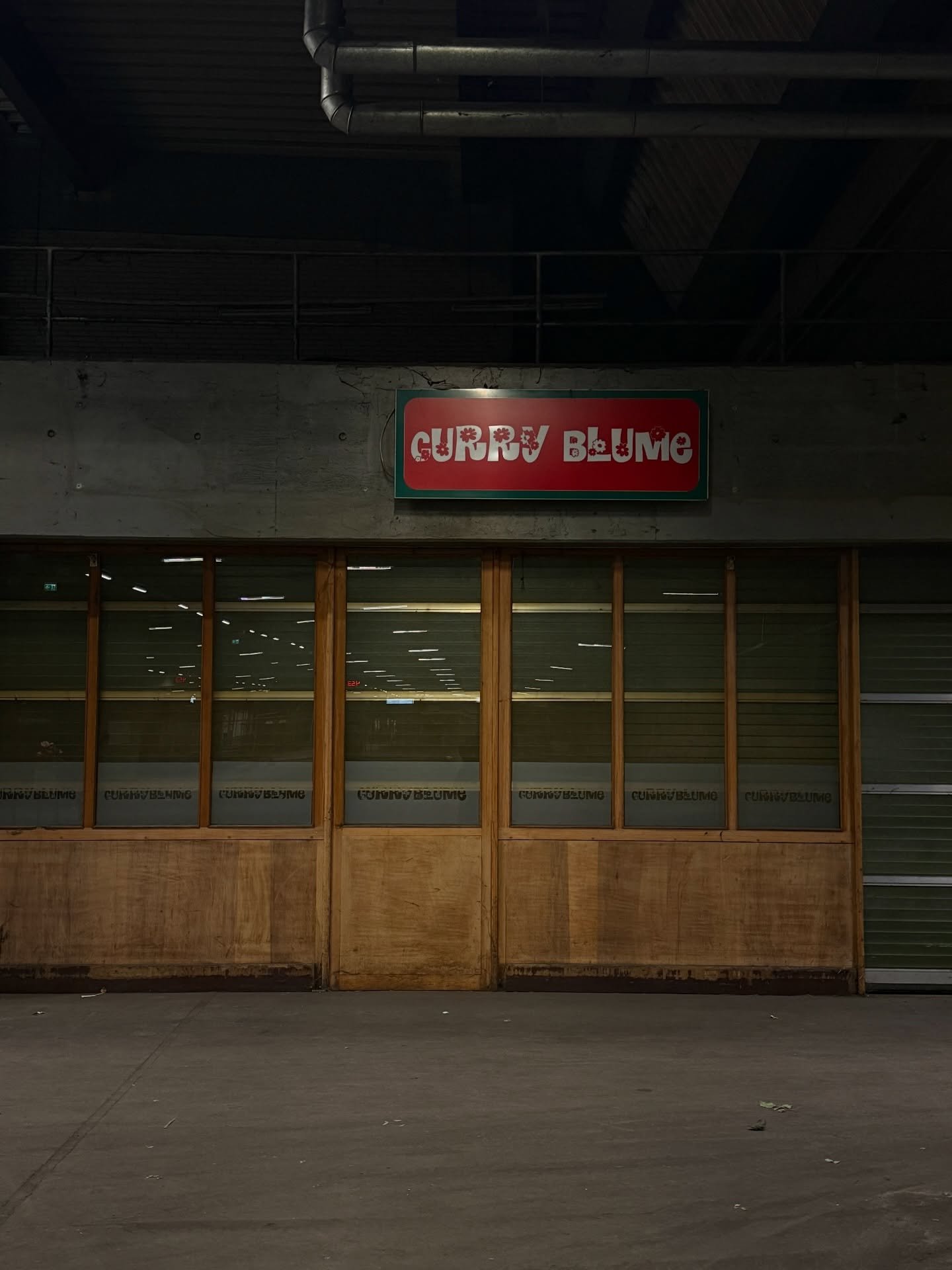 nightshift vibes 🌚
first month done working at the flower market. 
learning everything &amp; more about blooms
&amp; about myself.

coming from an interior design background with no traditional floristry training, i&rsquo;m absolutely loving this de