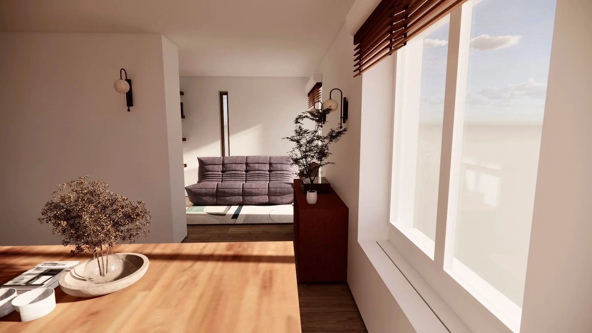 Salon lumineux avec canapé violet, grande fenêtre avec stores en bois, plantes décoratives, et mur avec lampes