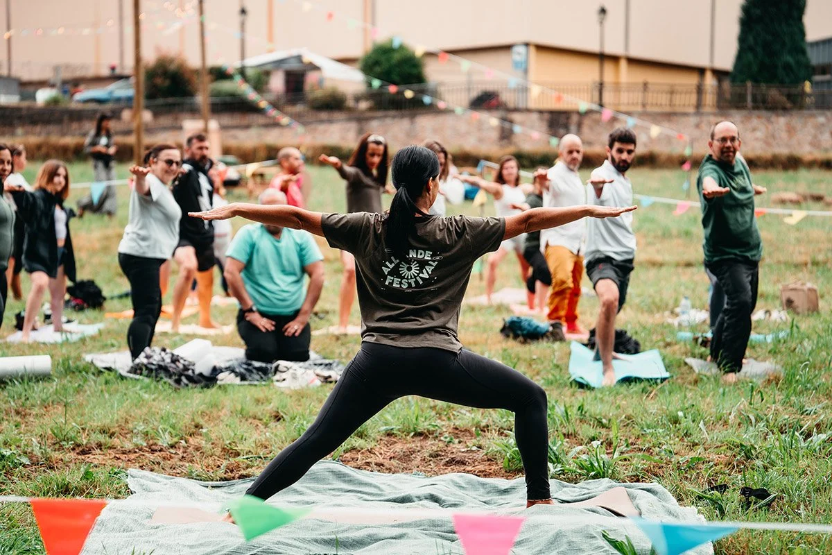 Diana en su clase de yoga para familias