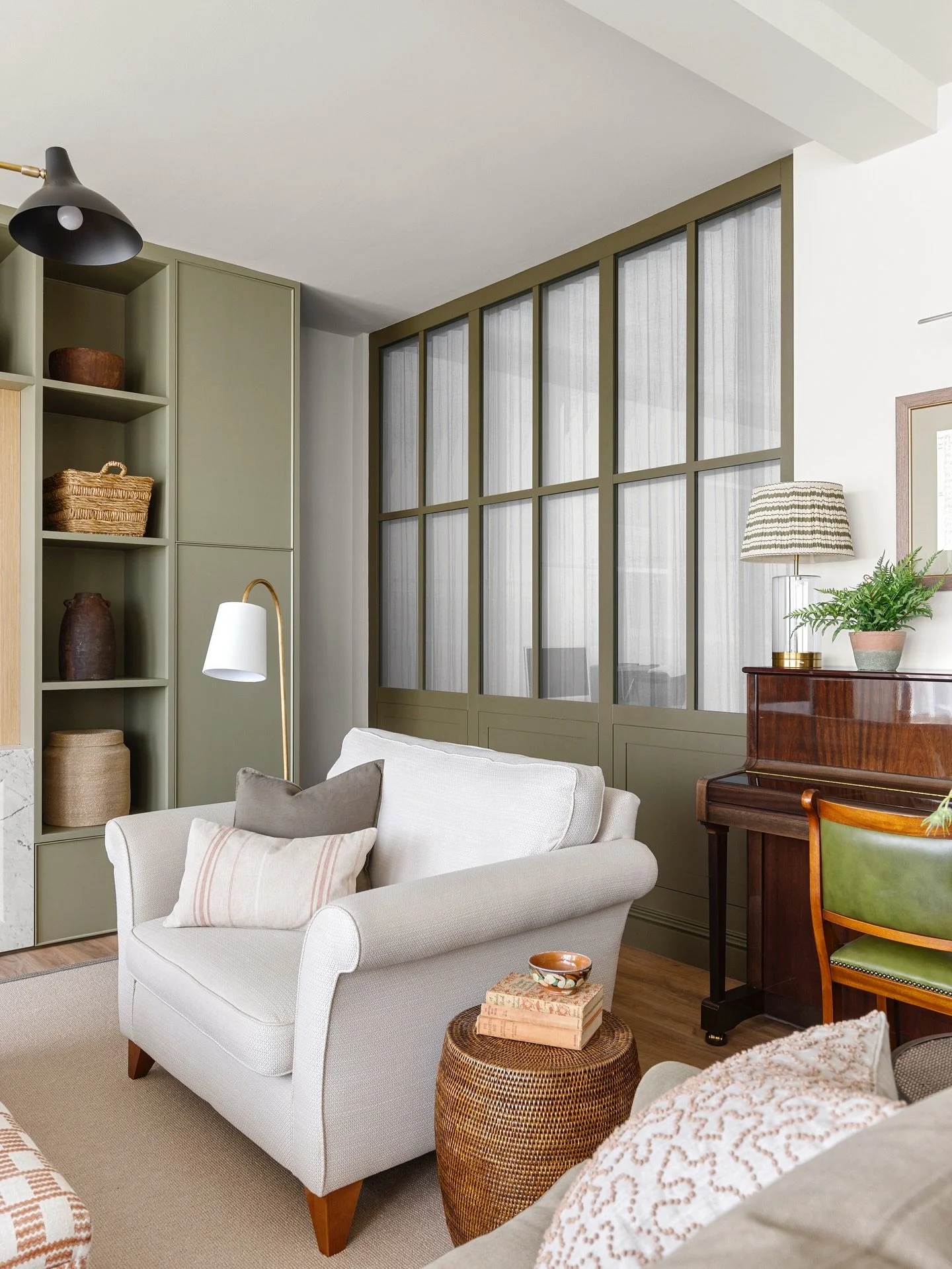 Every element in this room was designed to last, thoughtful details that balance beauty with function.
Tailored joinery conceals the practical with quiet precision, dovetail joints, soft-close drawers, and subtle lighting that casts a warm glow acros