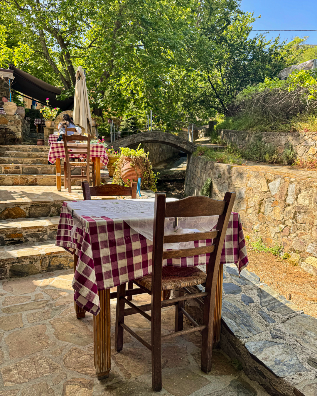 Crete Table & chair.png