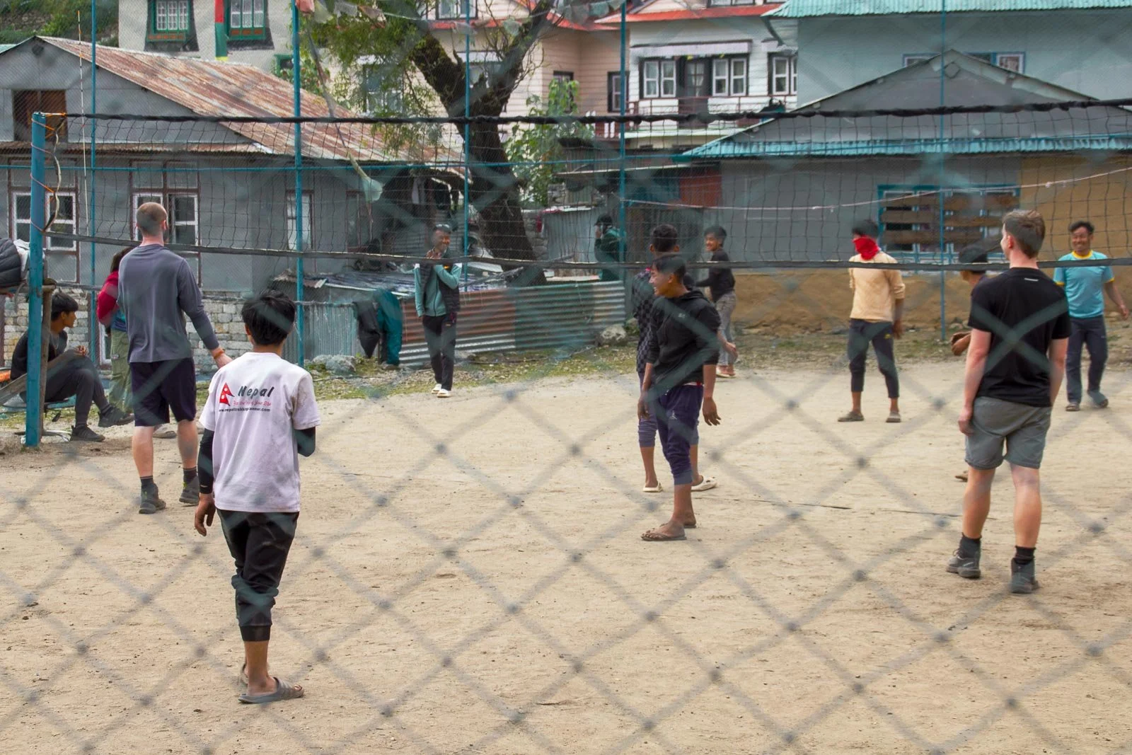  Touristen und Locals liefern sich ein Volleyballmatch. 