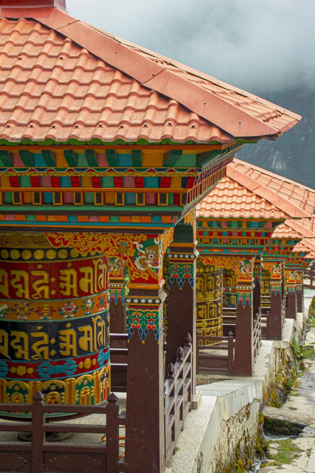  Unter anderem traditionelle Gebetsmühlen halten das kulturelle Erbe der Sherpa in Namche lebendig. Achtung: Die Mühlen werden immer im Uhrzeigersinn mit der rechten Hand gedreht.  