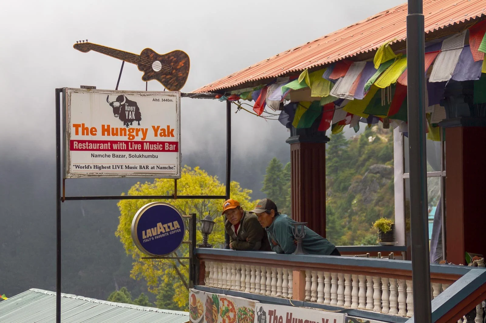  Mit dem Bergtourismus sind auch moderne Restaurants und Bars in Namche angekommen. 