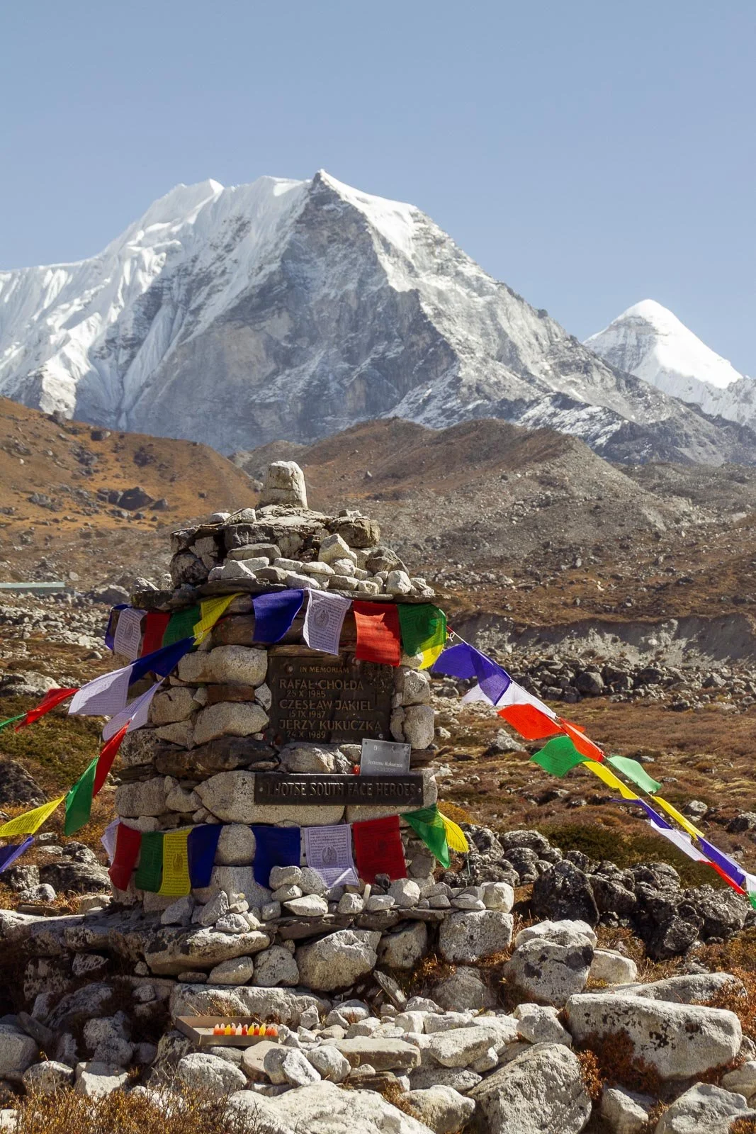  Diese Chörte wurde für die verunglückten Bergsteiger eines polnischen Expeditionsteams aufgestellt. Wie eine Insel ragt im Hintergrund die Südwest-Wand des Imja Tse (6.189 Meter) empor, rechts daneben der Pumori (7.165 Meter) an der Grenze zu Tibet.