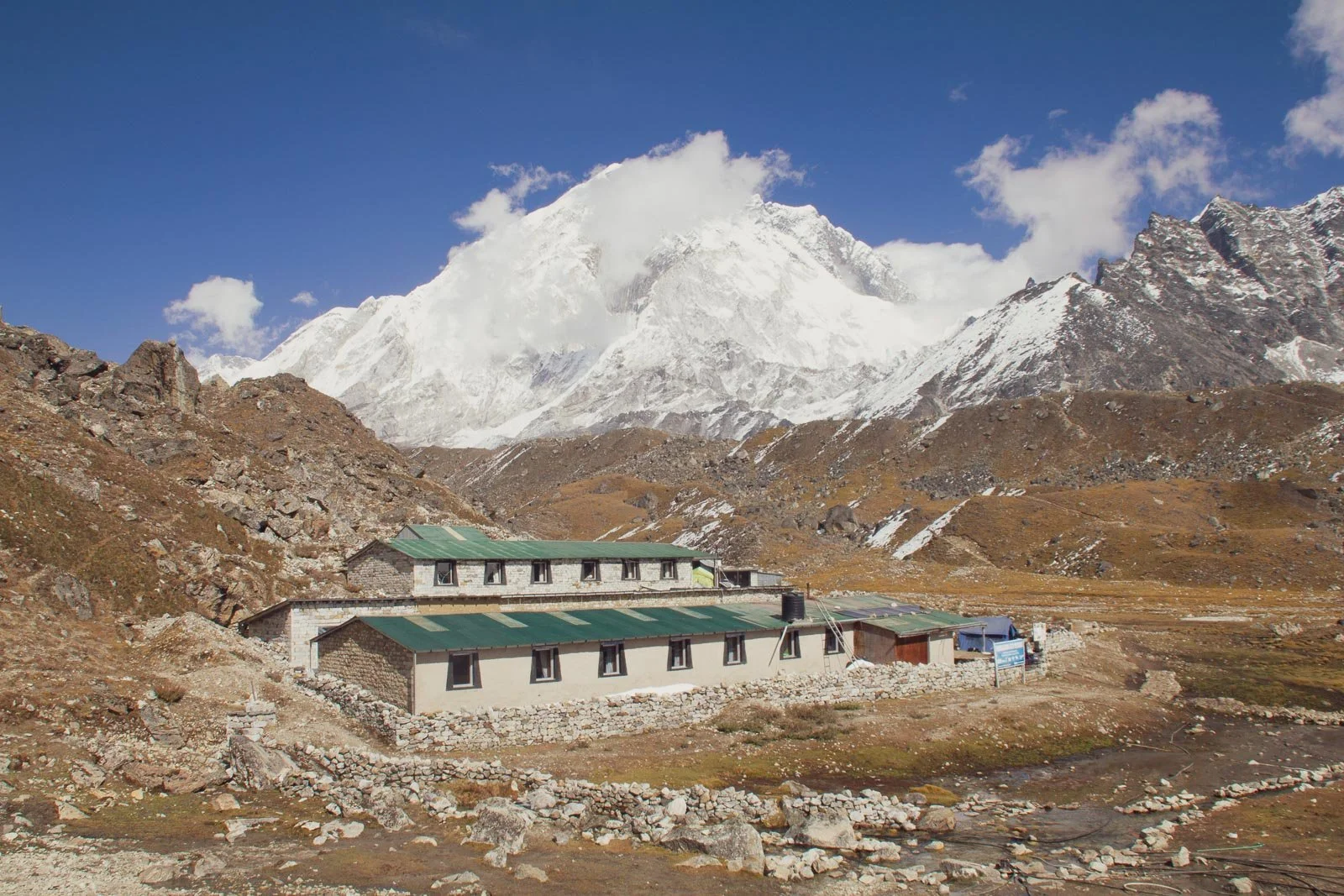  Blick auf das Himalaya Eco Resort in Lobuche. Im Hintergrund: Der wolkenverhangene Nuptse. 