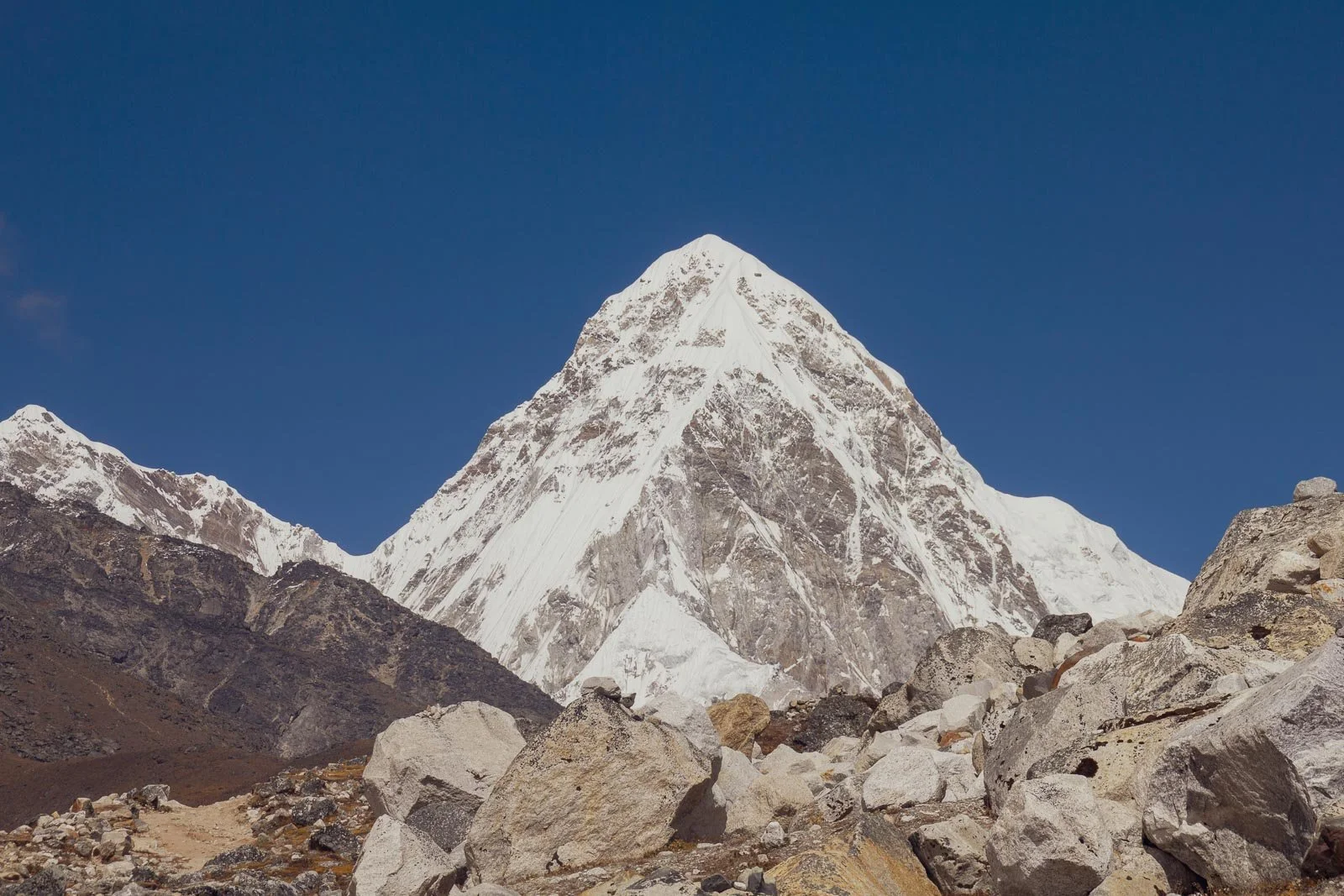  Der Pumori gleicht einer Pyramide und ist einer der schönsten Blickfänge im Himalaya.  